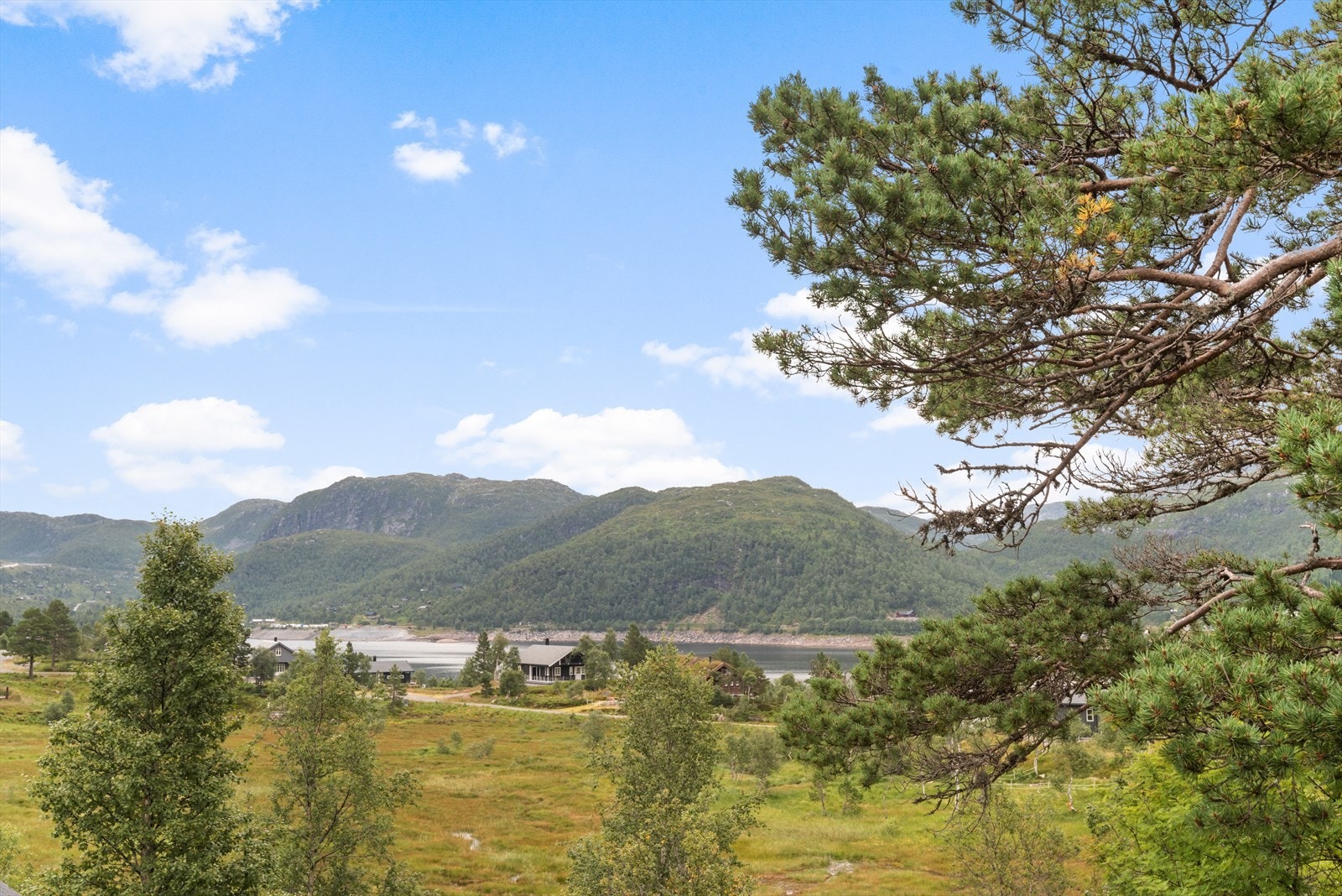 Utsikt over Stordalsvatnet Galleribilde