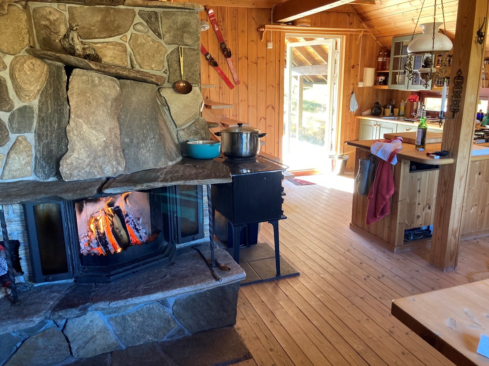 Peis stue og vedovn med kokeplater Galleribilde