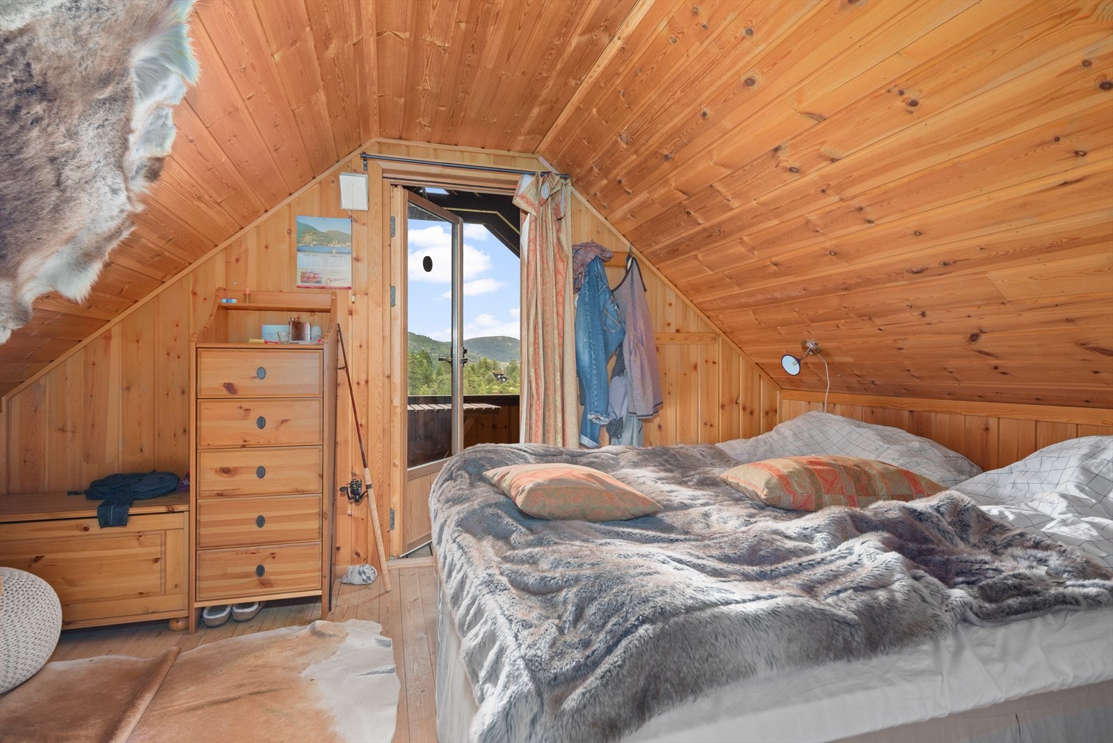 Soverom 2 på hems med utgang til overbygget altan. Galleribilde