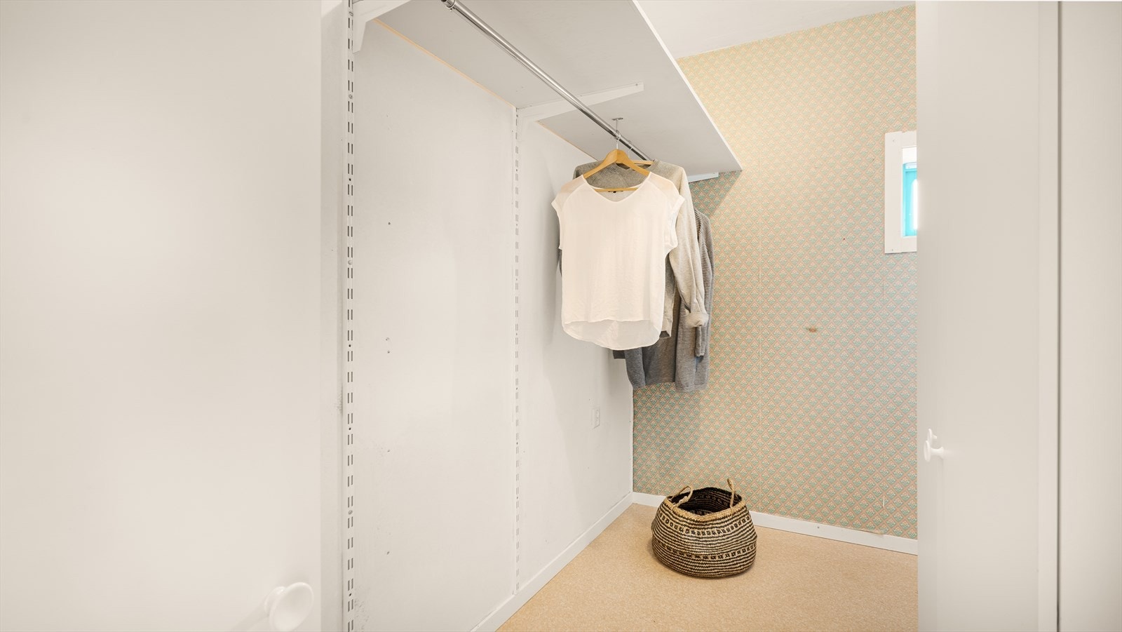 Walk-in garderobe som også kan benyttes til bod! Galleribilde