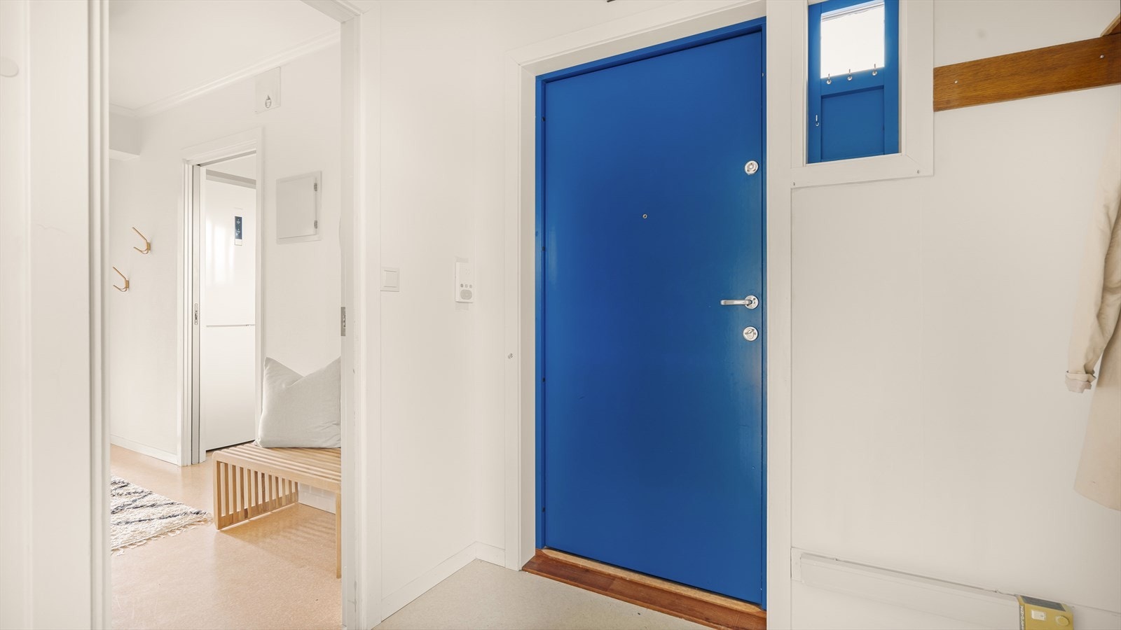 Lys og trivelig entré med god plass til å henge fra seg jakker og sette fra seg sko. Galleribilde