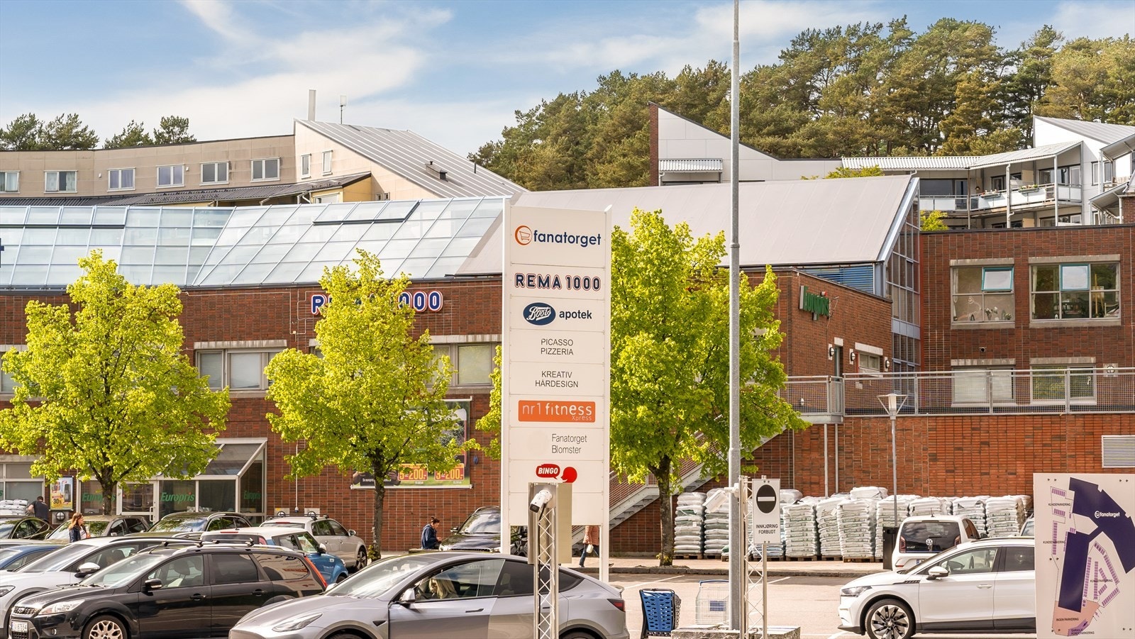 Det er gode bussforbindelser like utenfor leiligheten hvor linje 23, 23E, 50E og 52 går fra Fana torget bussholdeplass! Galleribilde