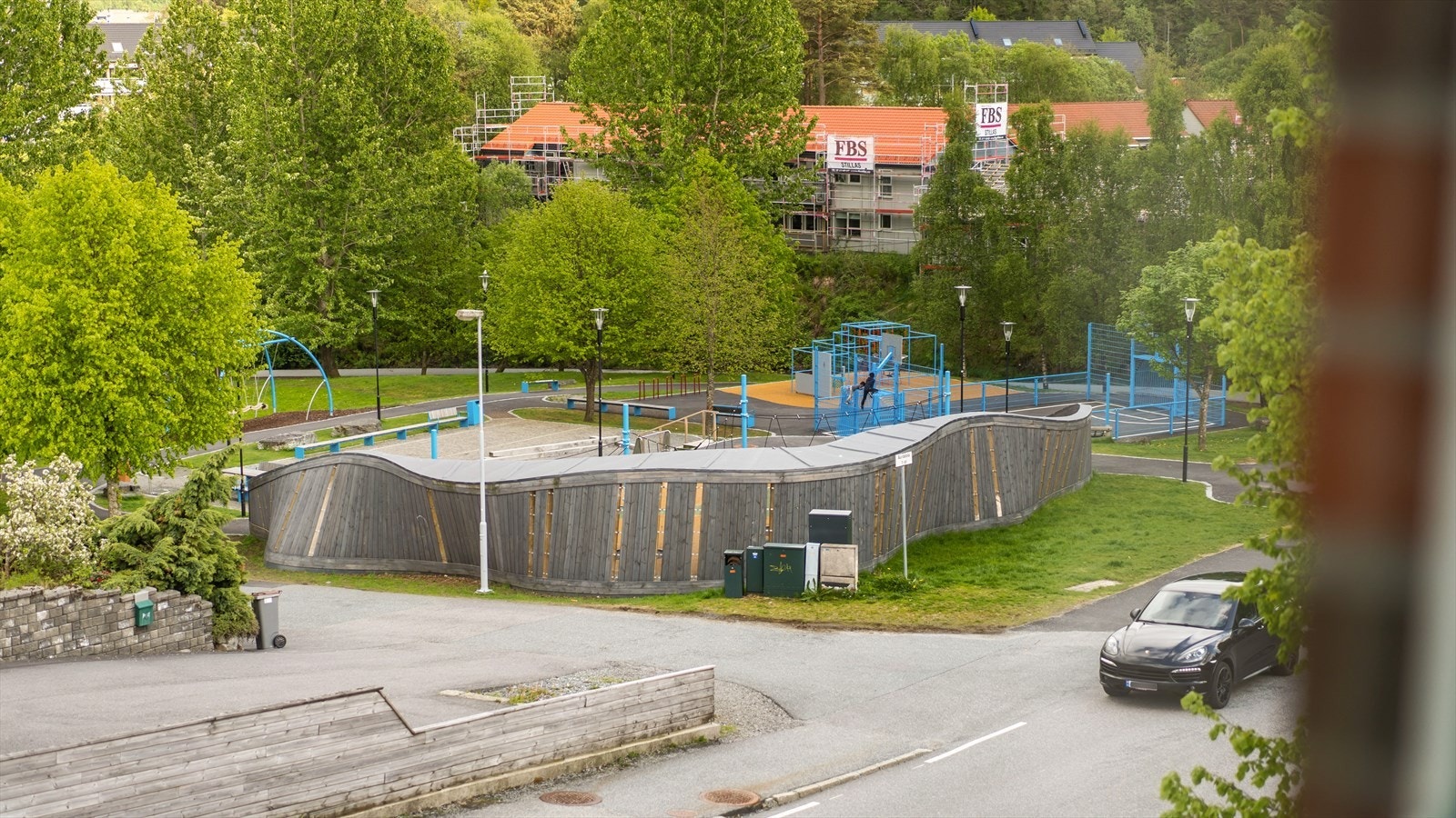 For de som liker å nyte naturen, vil du bli bortskjemt med et mangfold av turstier i nærområdet. Utforsk vakre ruter som tar deg til Steinsvik, rundt Skranevatnet og videre opp til Storrinden. Galleribilde