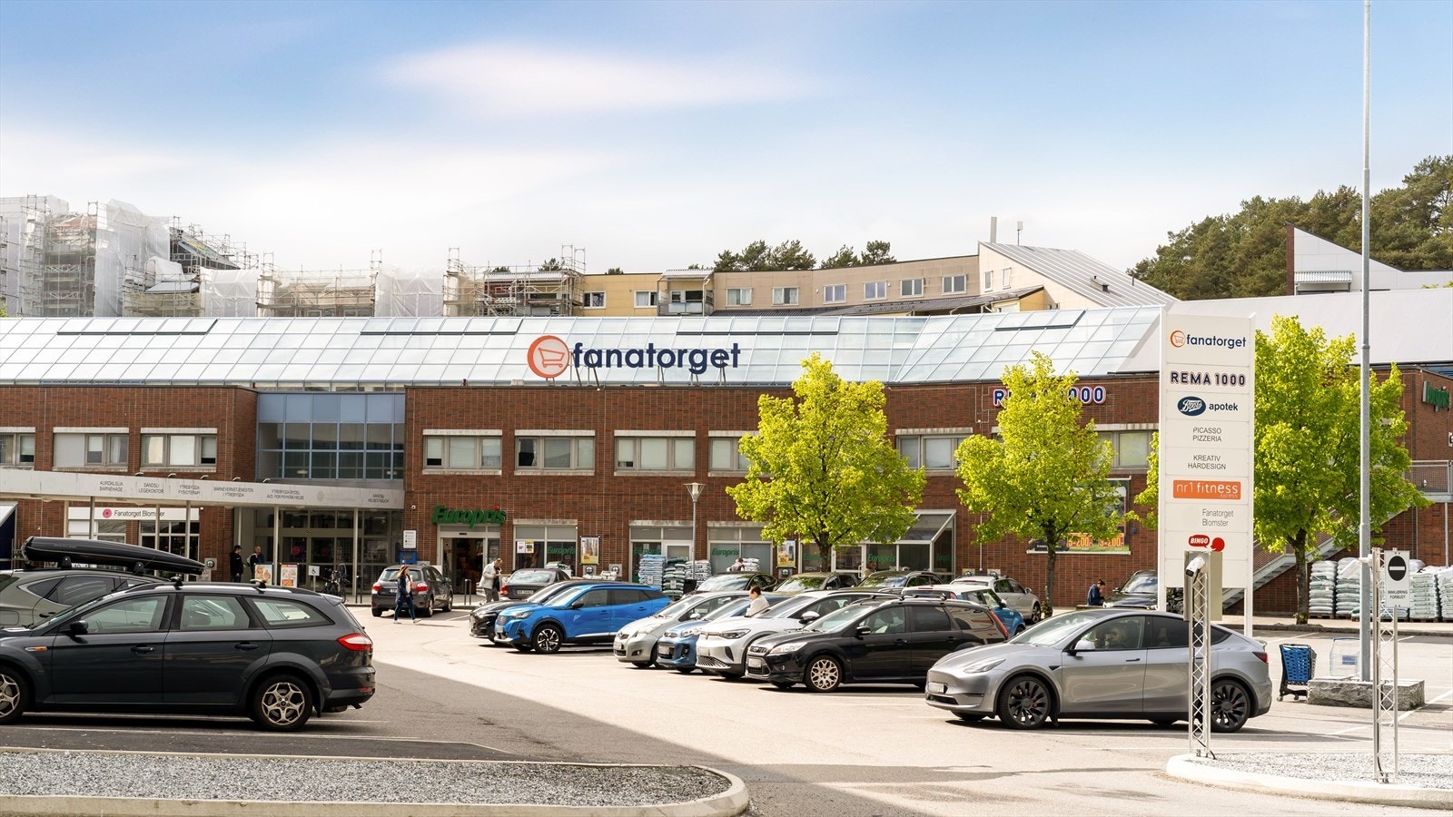 Fra boligen er det kort vei til Fana torget hvor du finner Rema 1000 butikk og et utvalg av servicetilbud! Galleribilde