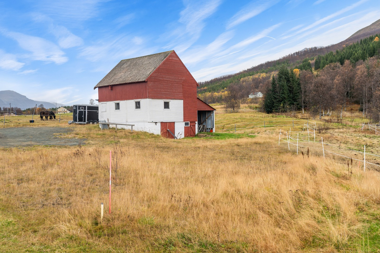 Eiendommen består av enebolig, låve, garasje, skog og udyrka mark.