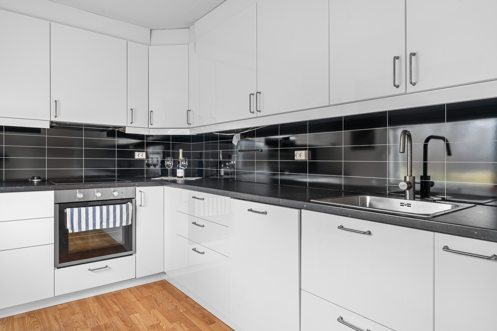 Pent kjøkken fra Ikea med praktisk innredning og integrerte hvitevarer.