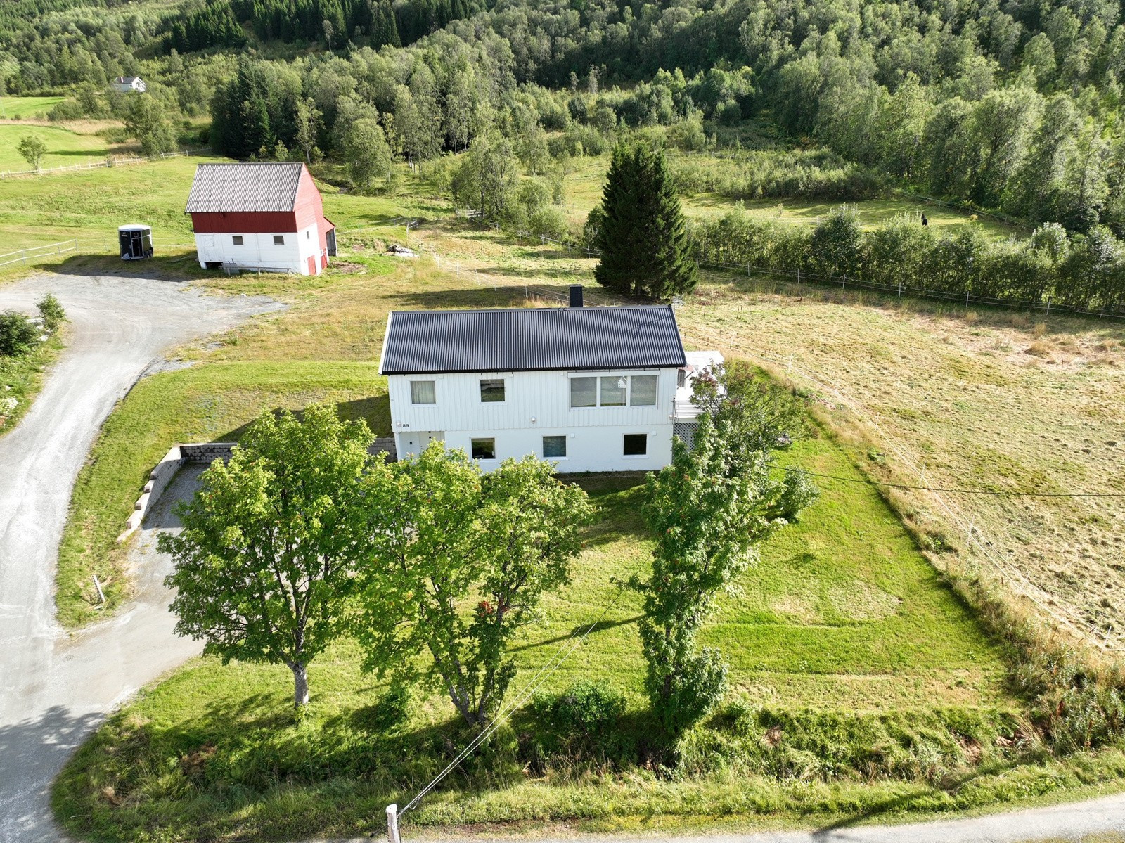 Fra boligen kan du gå på ski eller til fots via egen eiendom opp mot Fagerfjellet.