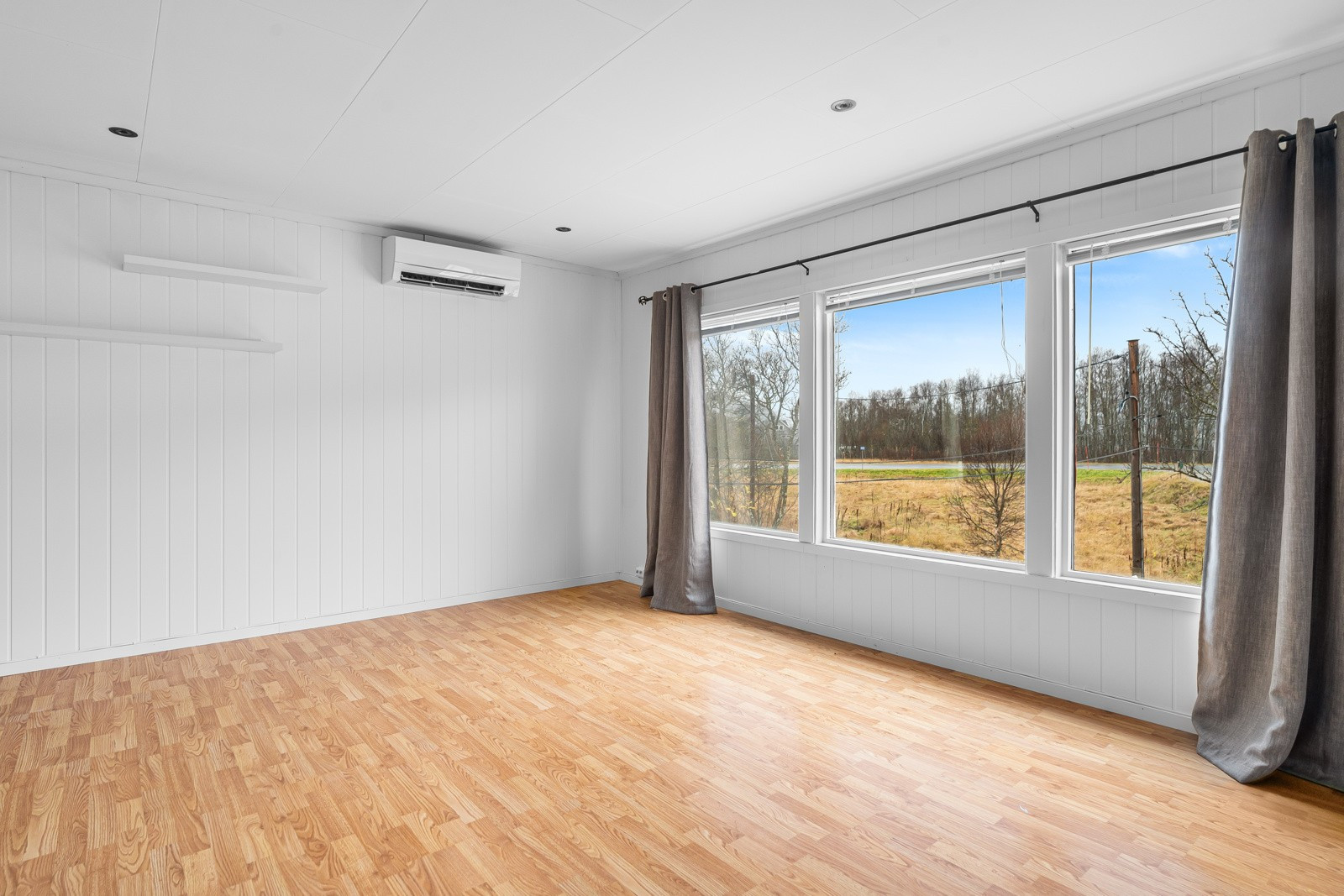 Utgang fra stue til solrik veranda. Varmepumpe montert i 2021.