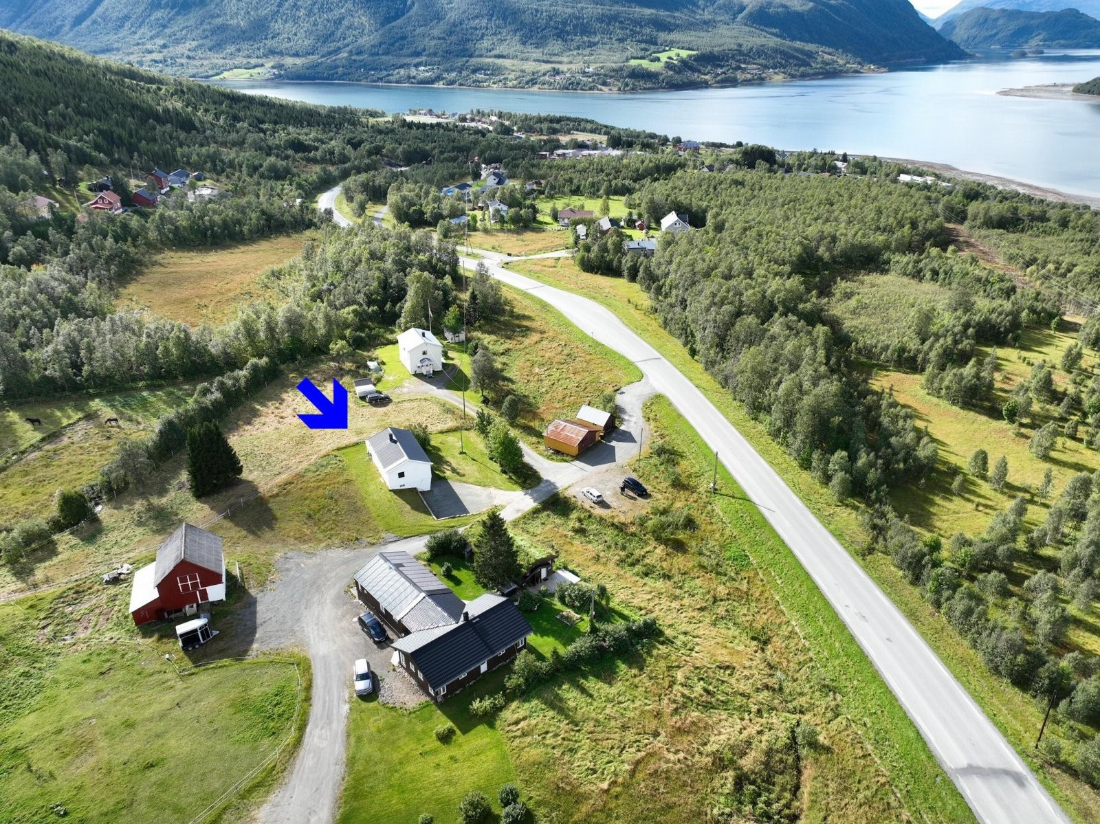 Det er kort vei til barnehage, barneskole og nærbutikk på Fagernes for å nevne noe.