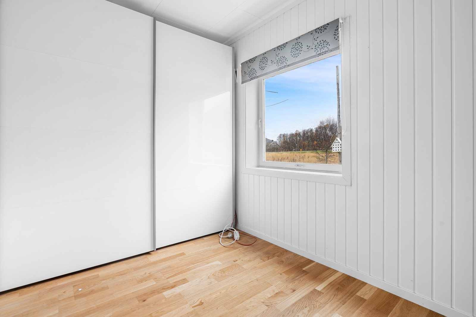 Soverom 2/3 med skyvedørsgarderobe.