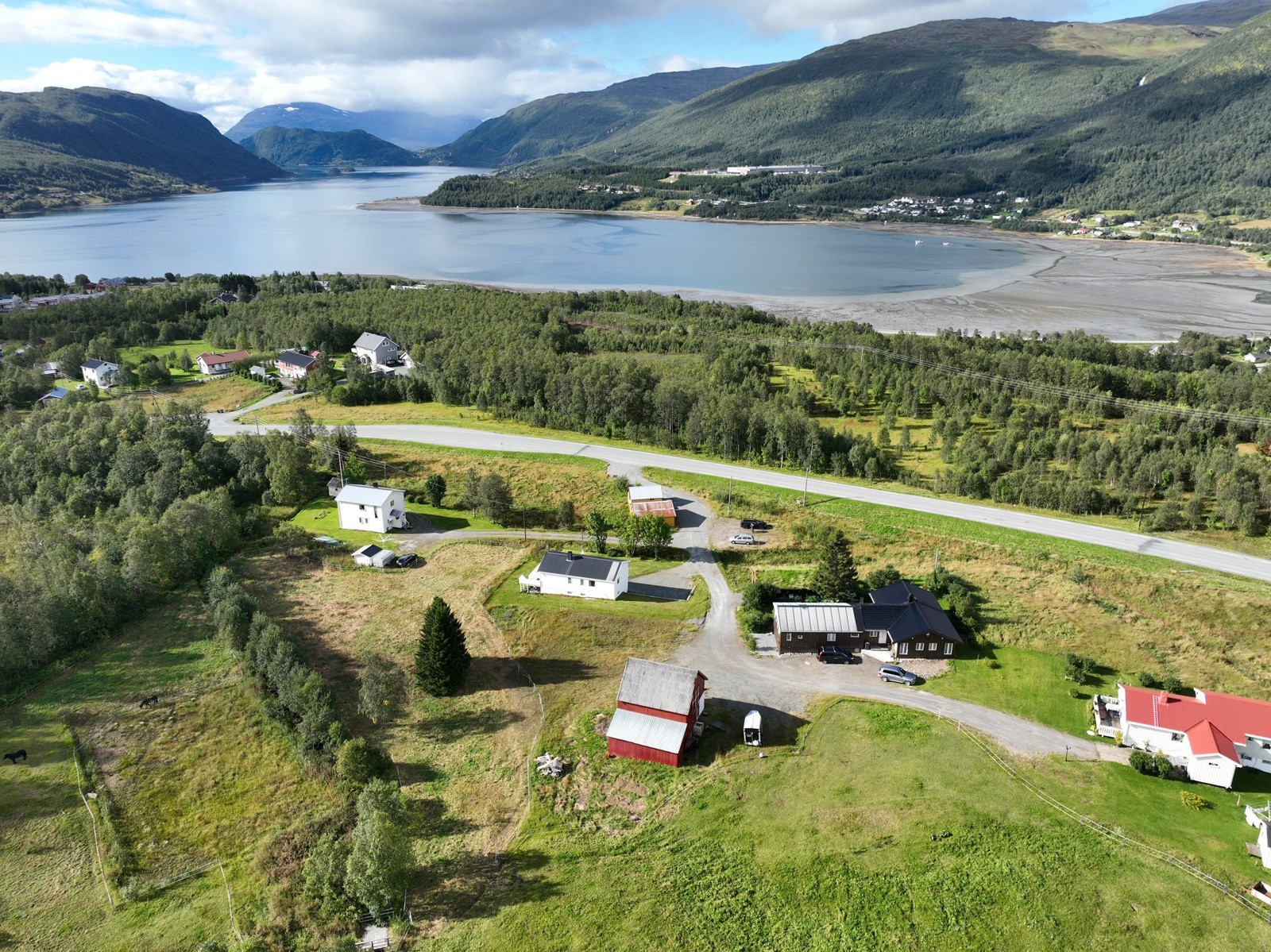 Velkommen til Breivikeidvegen 89 - Presentert av Sne Eiendomsmegling ved Stina Stormo.