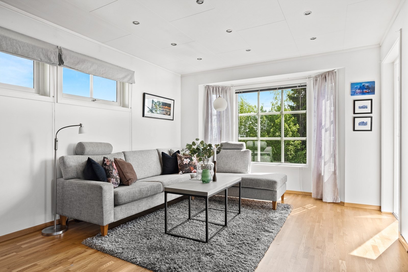 God plass til sofagruppe i stue m/tilhørende møblement. Galleribilde