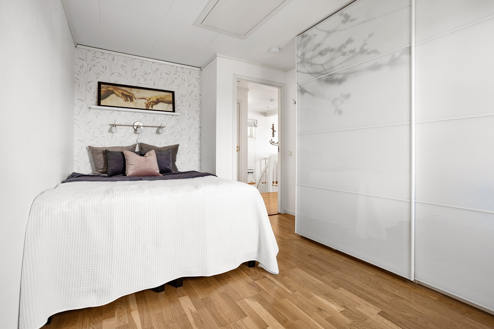 Soverom 1 med god plass i skyvedørsgarderobe. Galleribilde
