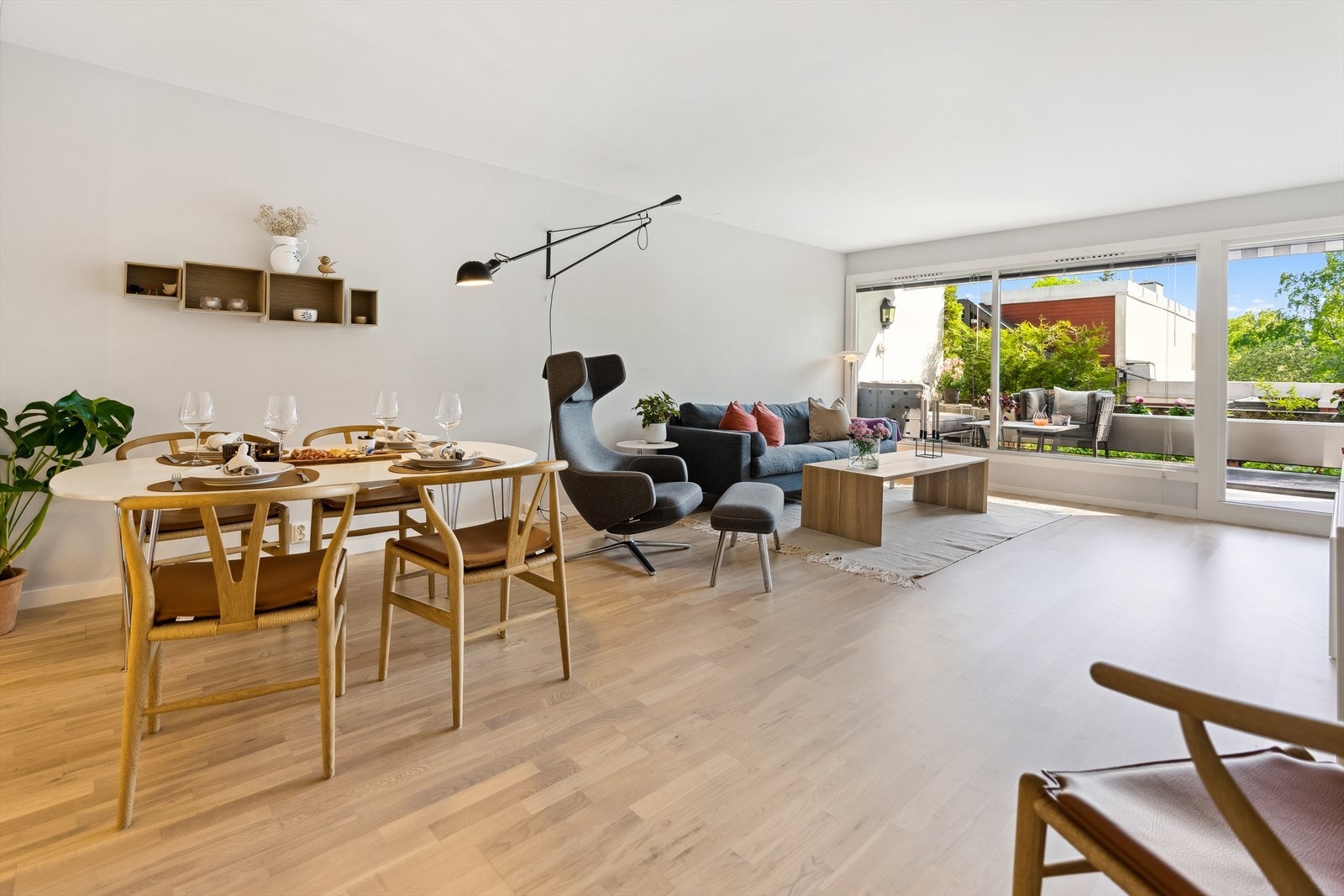 Lys, romslig og trivelig 2-roms med utgang til solrik terrasse på ca. 11 m2. Galleribilde