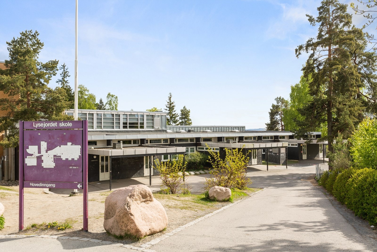 Lysejordet barneskole ligger på feltet. Galleribilde