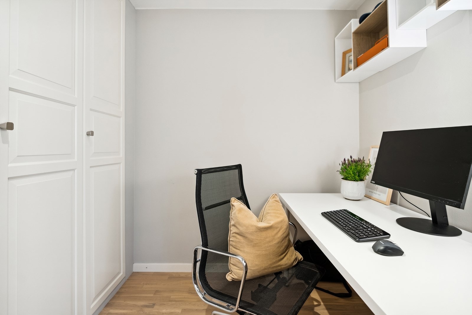 Innredet rom som brukes som kontor og garderobe. Galleribilde