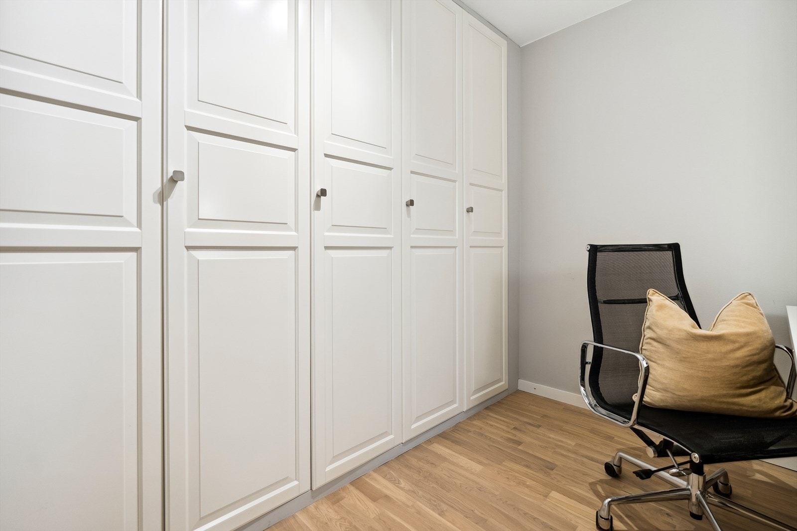 Rommet har rikelig med oppvaringsplass i garderobeskap. Mange bruker også dette rommet som walk-in-closet. Galleribilde