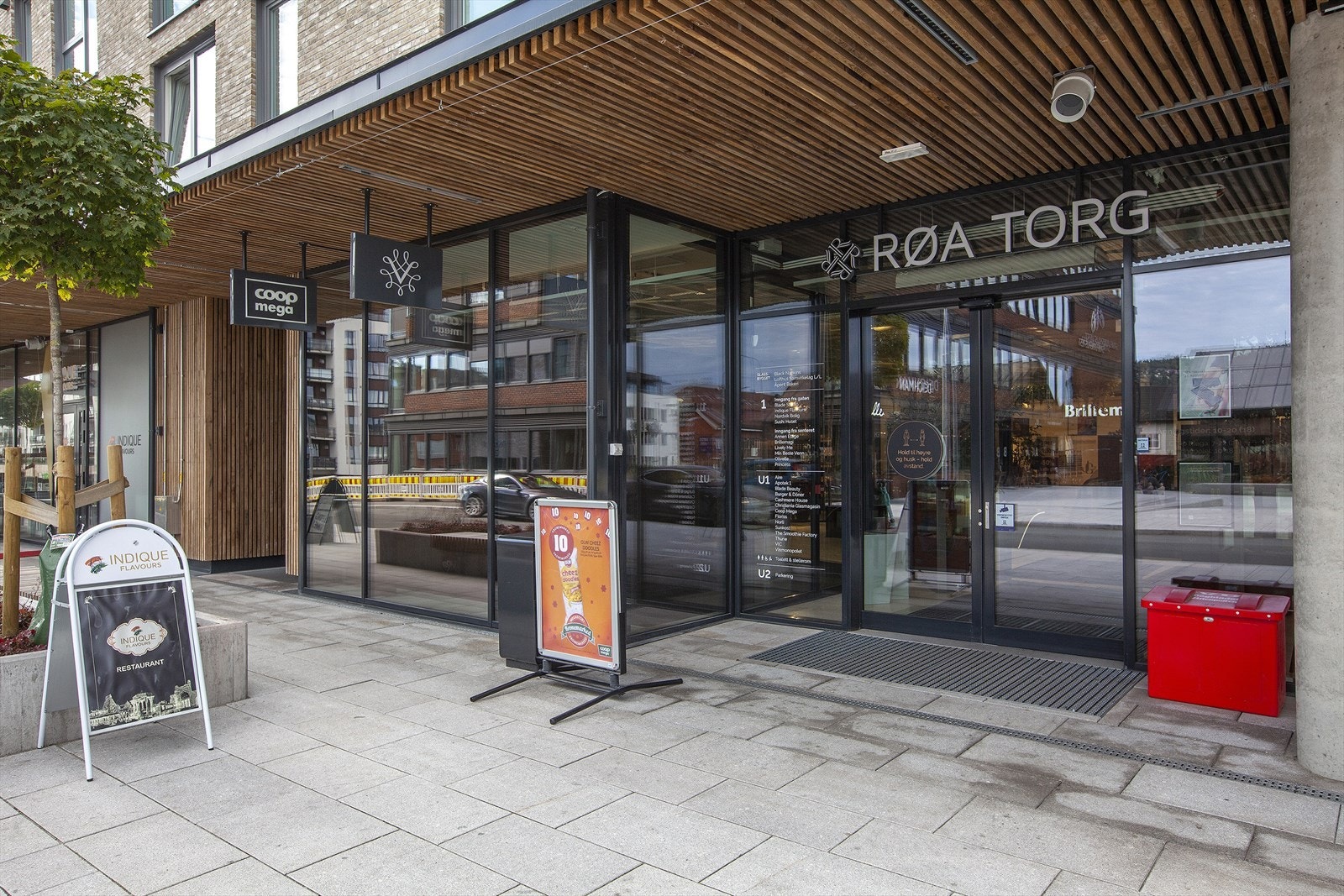 Røa Torg med apotek, Coop Mega, vinmonopol, blomsterbutikk, bokhandel og flere butikker innen mote og service (www.roatorg.no) Galleribilde