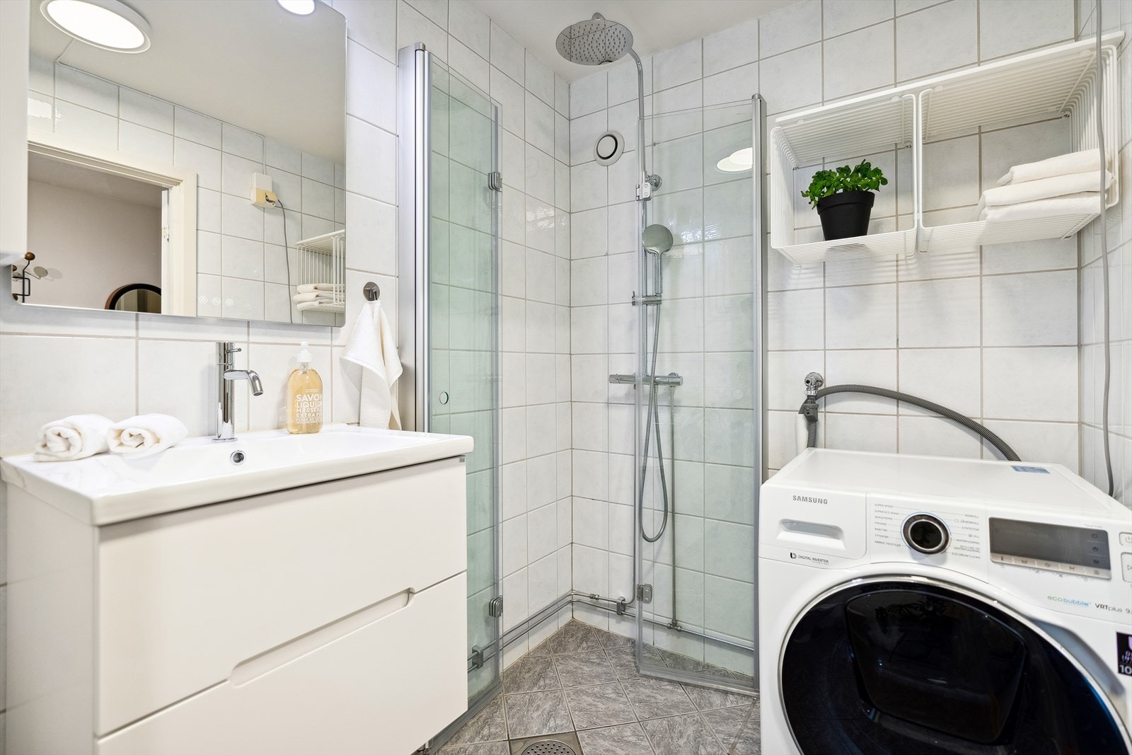 Baderomsinteriøret og belysning på bad ble montert nytt i 2022. Det er opplegg for vaskemaskin. Galleribilde
