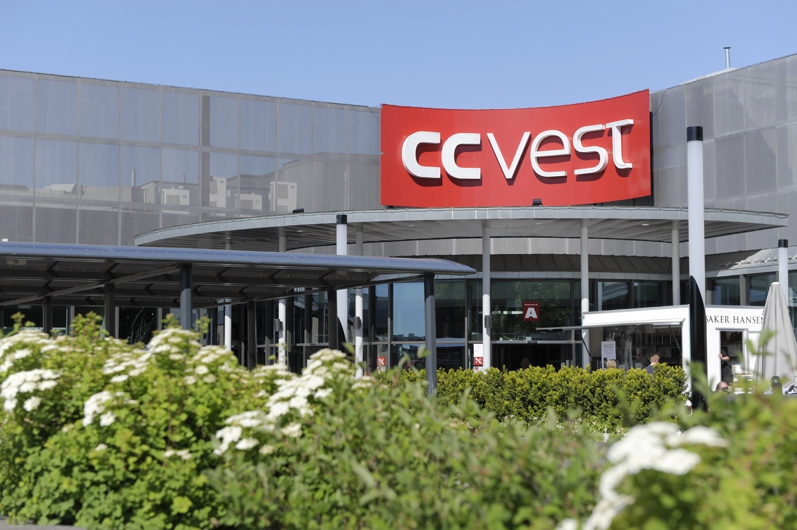Det populære handlesenteret CC Vest har et rikt utvalg av butikker, restauranter/kaféer og servicefunksjoner (www.ccvest.no) Galleribilde