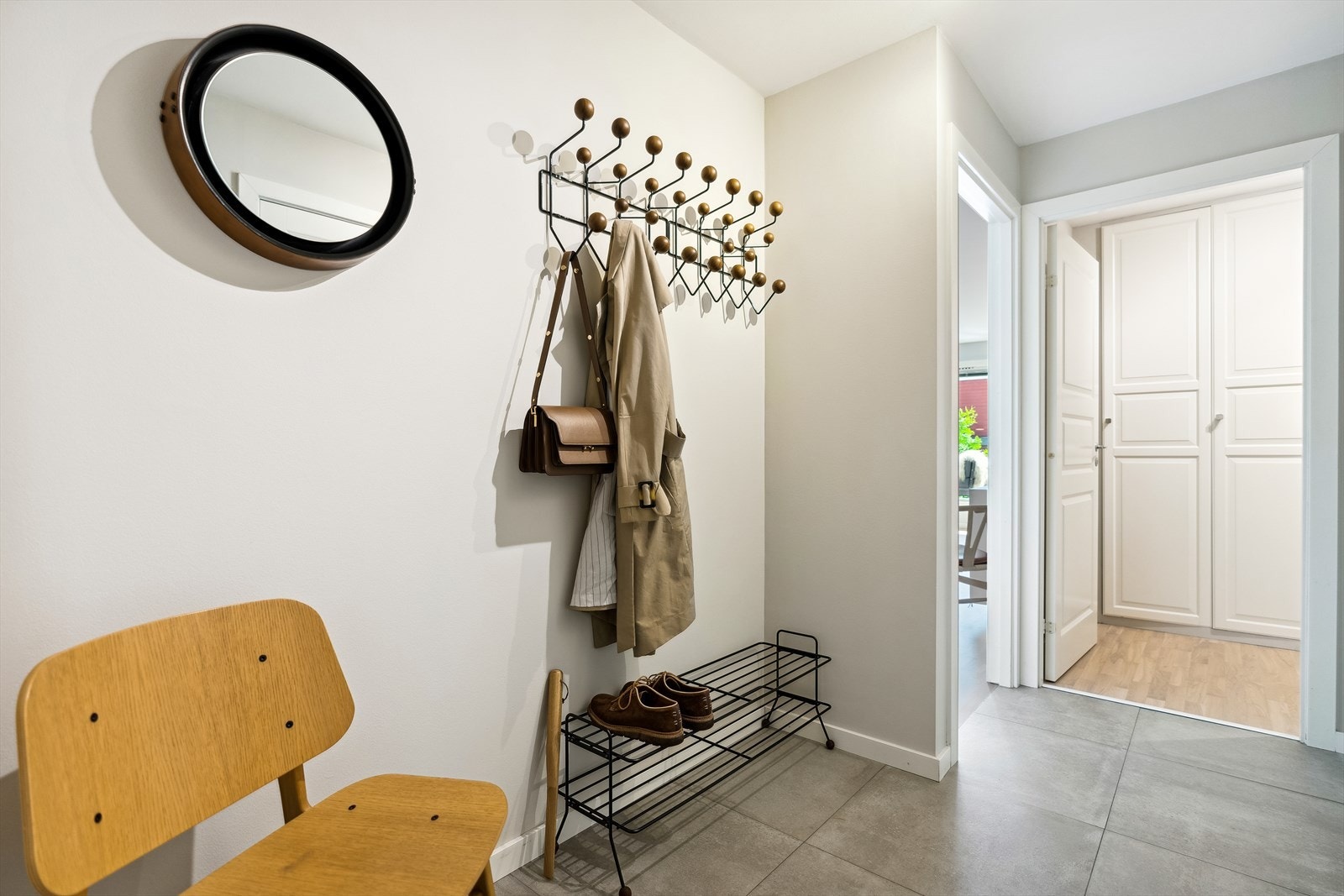 Velkommen inn! Innbyende entré med flislagt gulv. Plass til ytterklær og sko. Galleribilde
