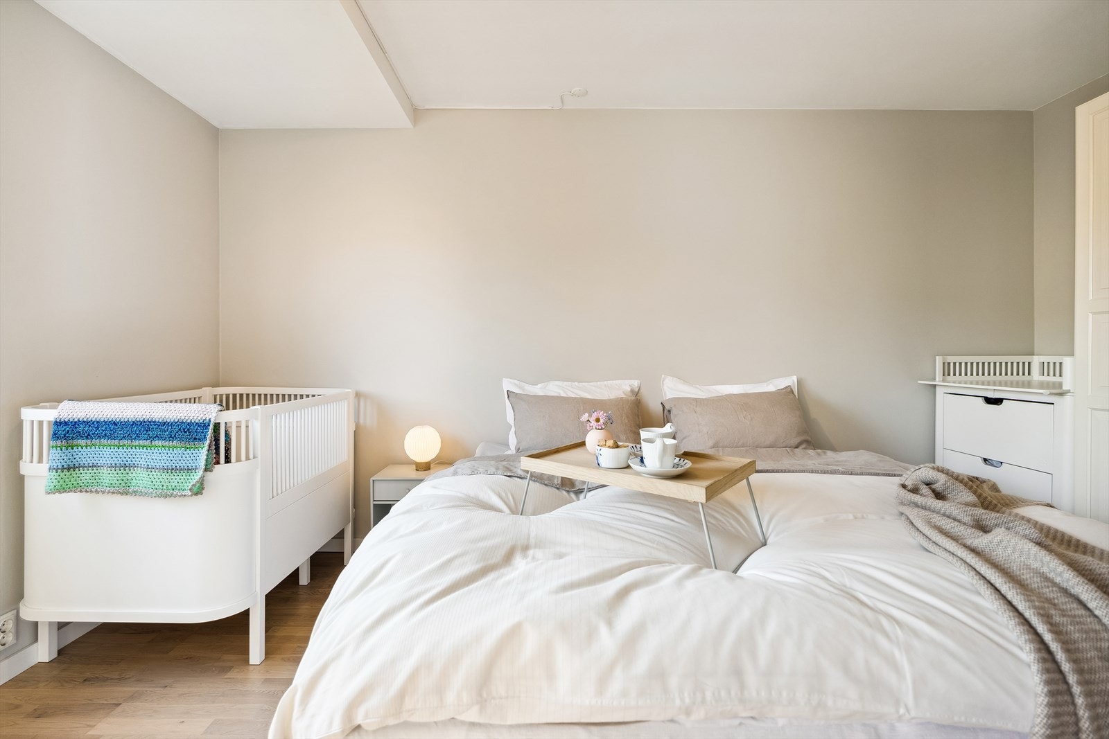 Legg merke til at det er fin plass til barneseng og stellebord også. Galleribilde