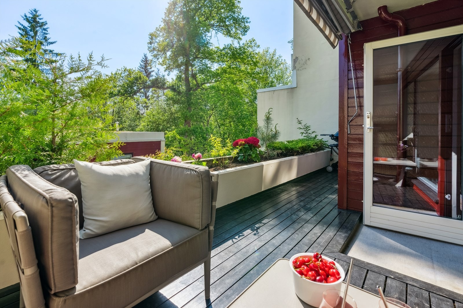 Flott terrasse som oppleves som en forlengelse av stuen, spesielt på varme sommerdager. Terrasse er på ca. 11 m2. Fin plass til utemøbler og grill. Galleribilde
