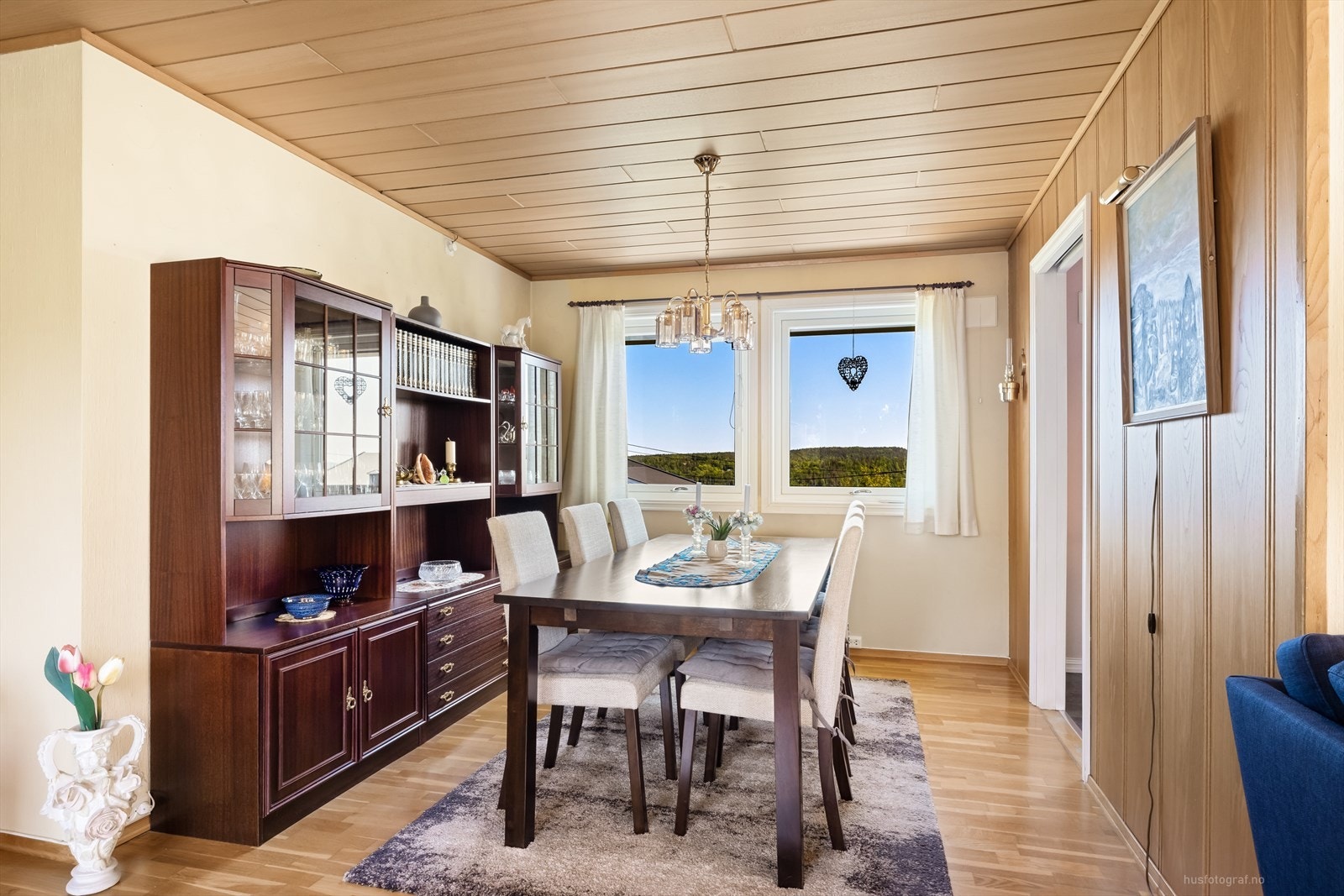 Ved kjøkkenet er det god plass til et spisebord. Galleribilde