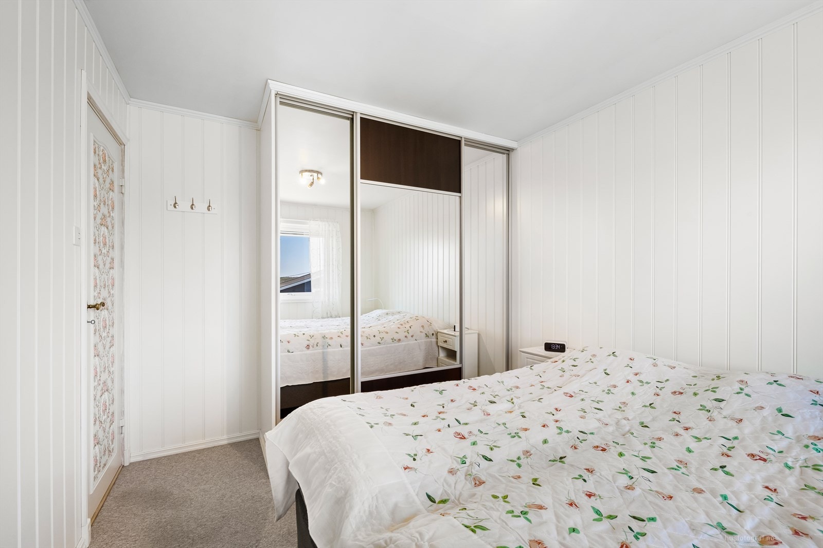 Hovedsoverommet har skyvedørsgarderobe. Galleribilde