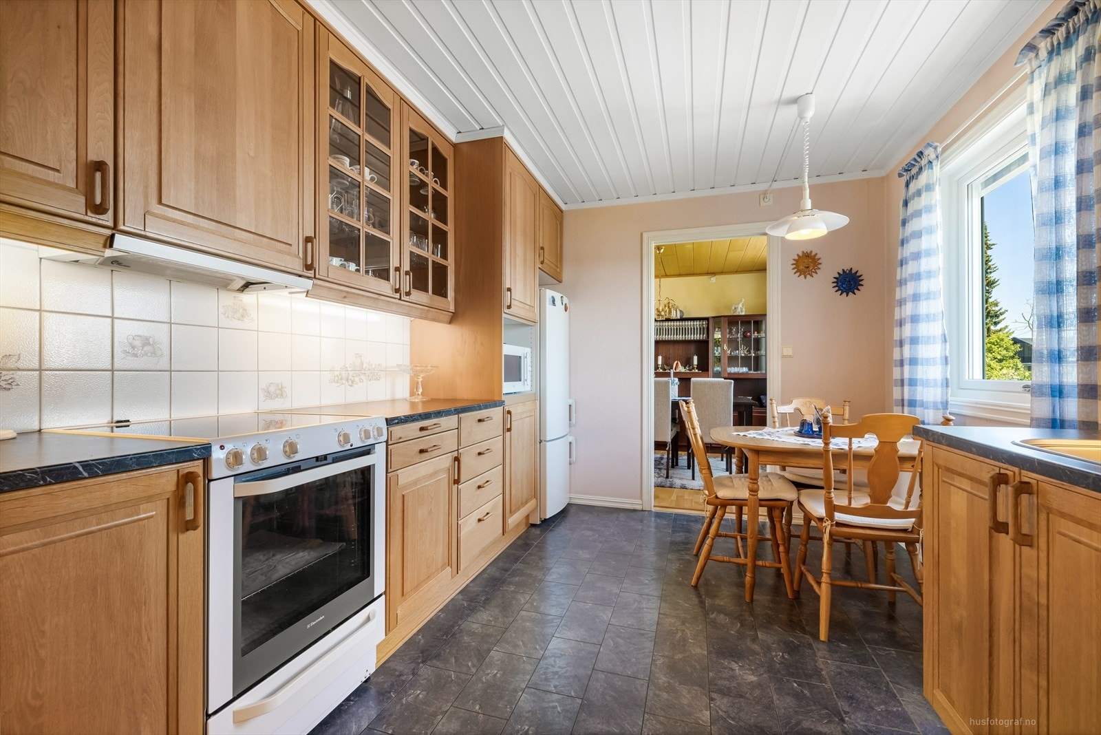 Innredningen har effektive arbeidsflater og god oppbevaringsplass. Galleribilde