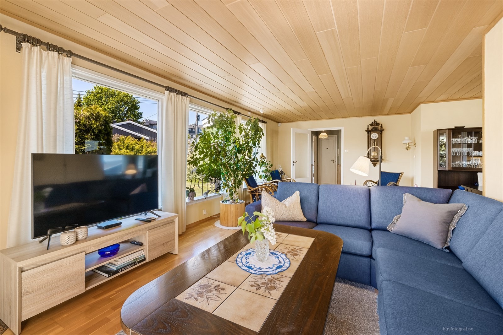 Stuen er romslig og har god plass til møblering. Galleribilde