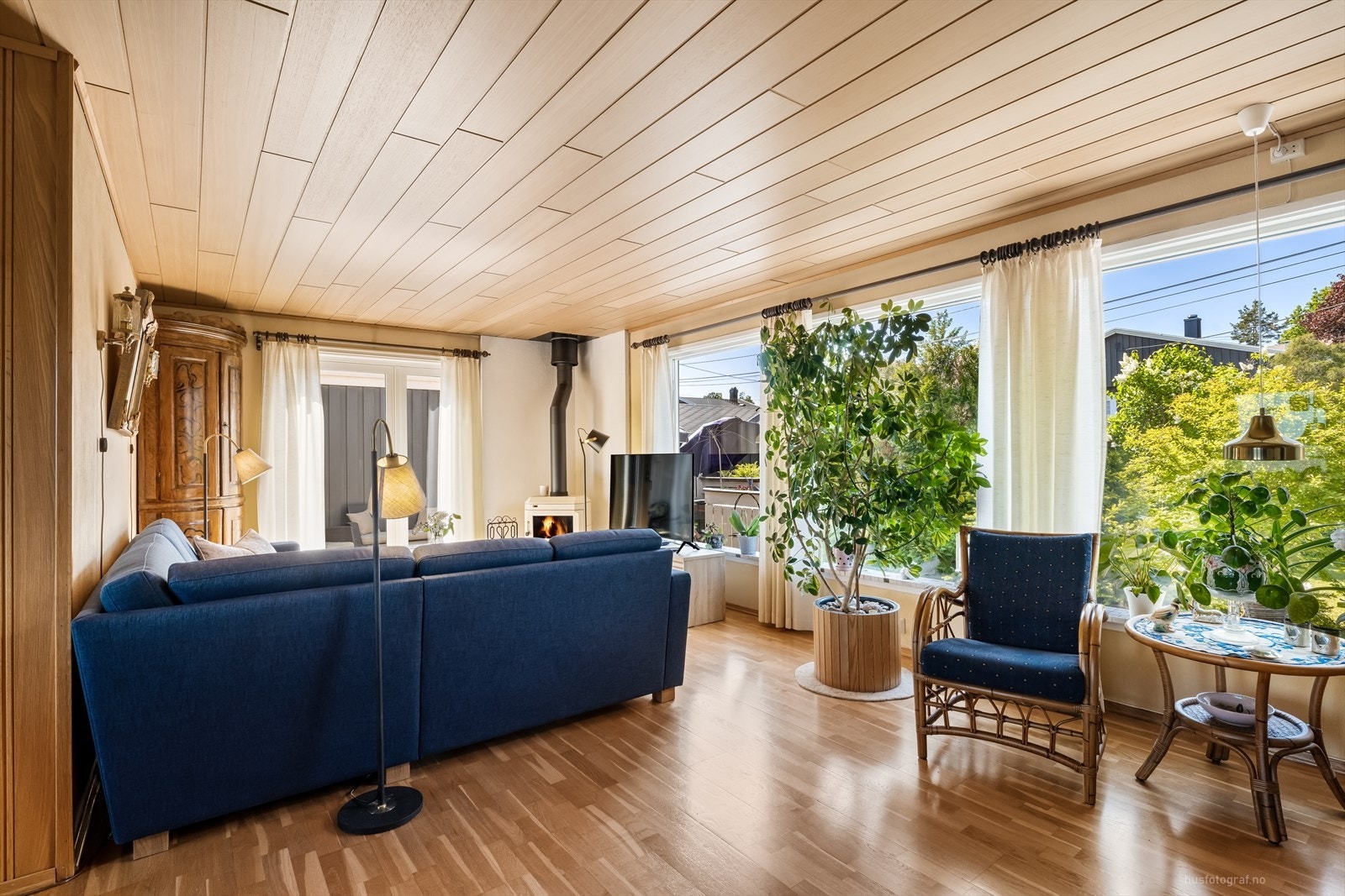 Stuen har store vindusflater, som gir fint med naturlig lys. Galleribilde