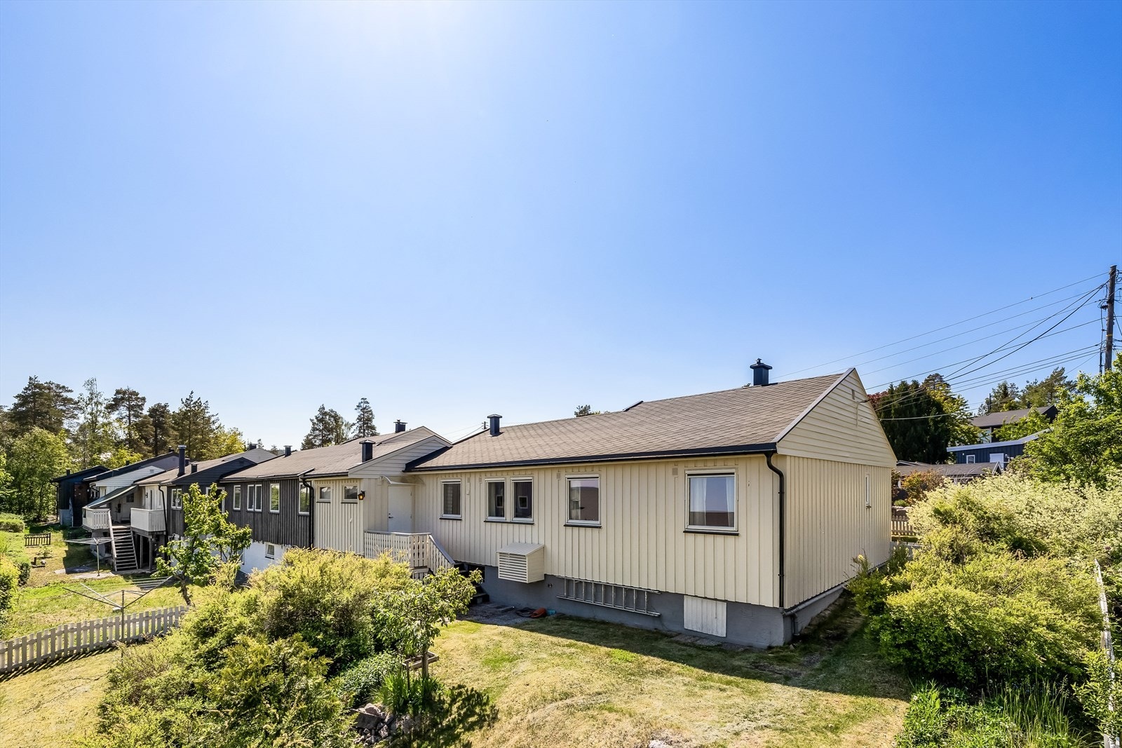 Boligen har en trivelig hage og fine terrasse- og uteområder med gode solforhold. Galleribilde