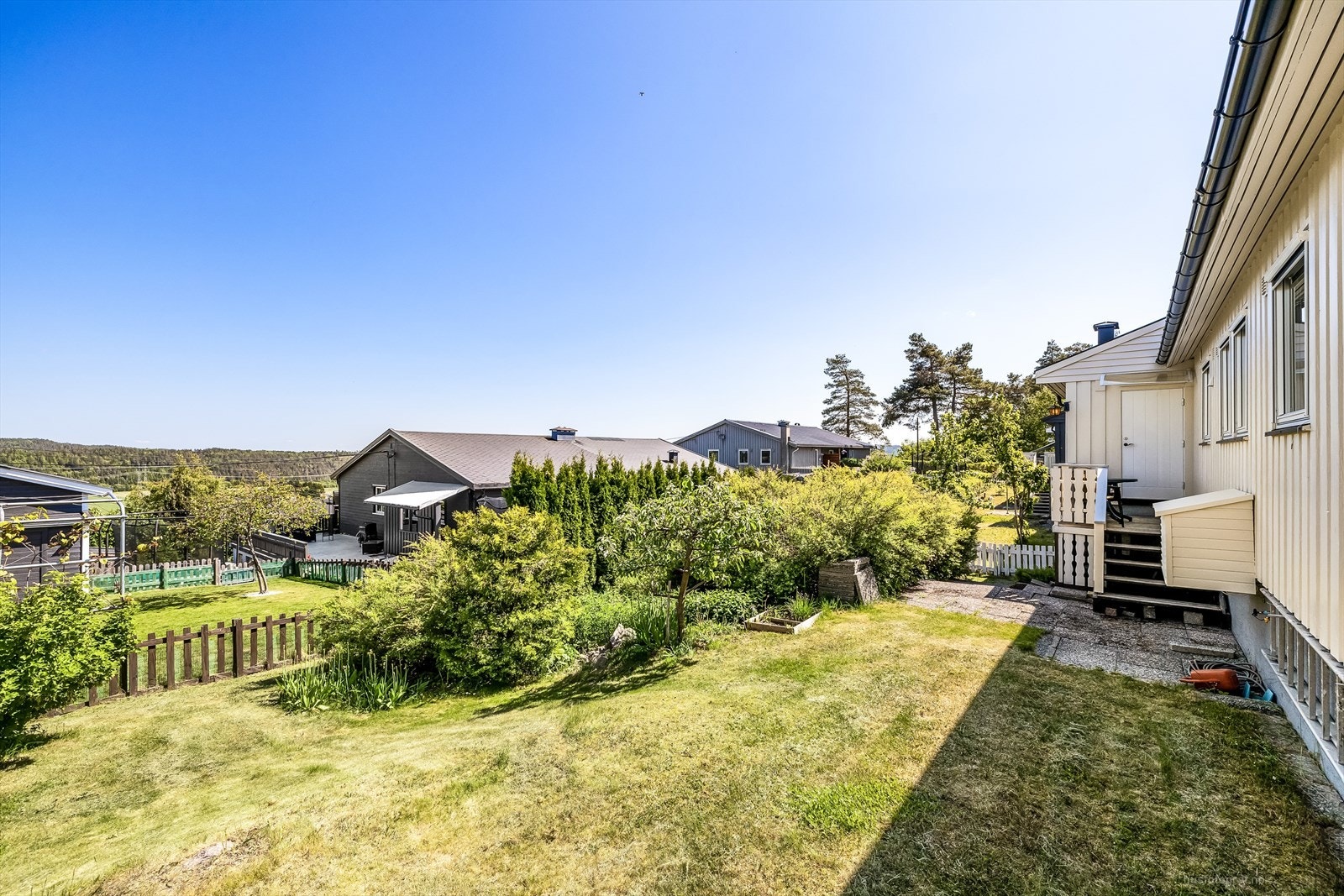 Boligen har en trivelig hage og fine terrasse- og uteområder med gode solforhold. Galleribilde