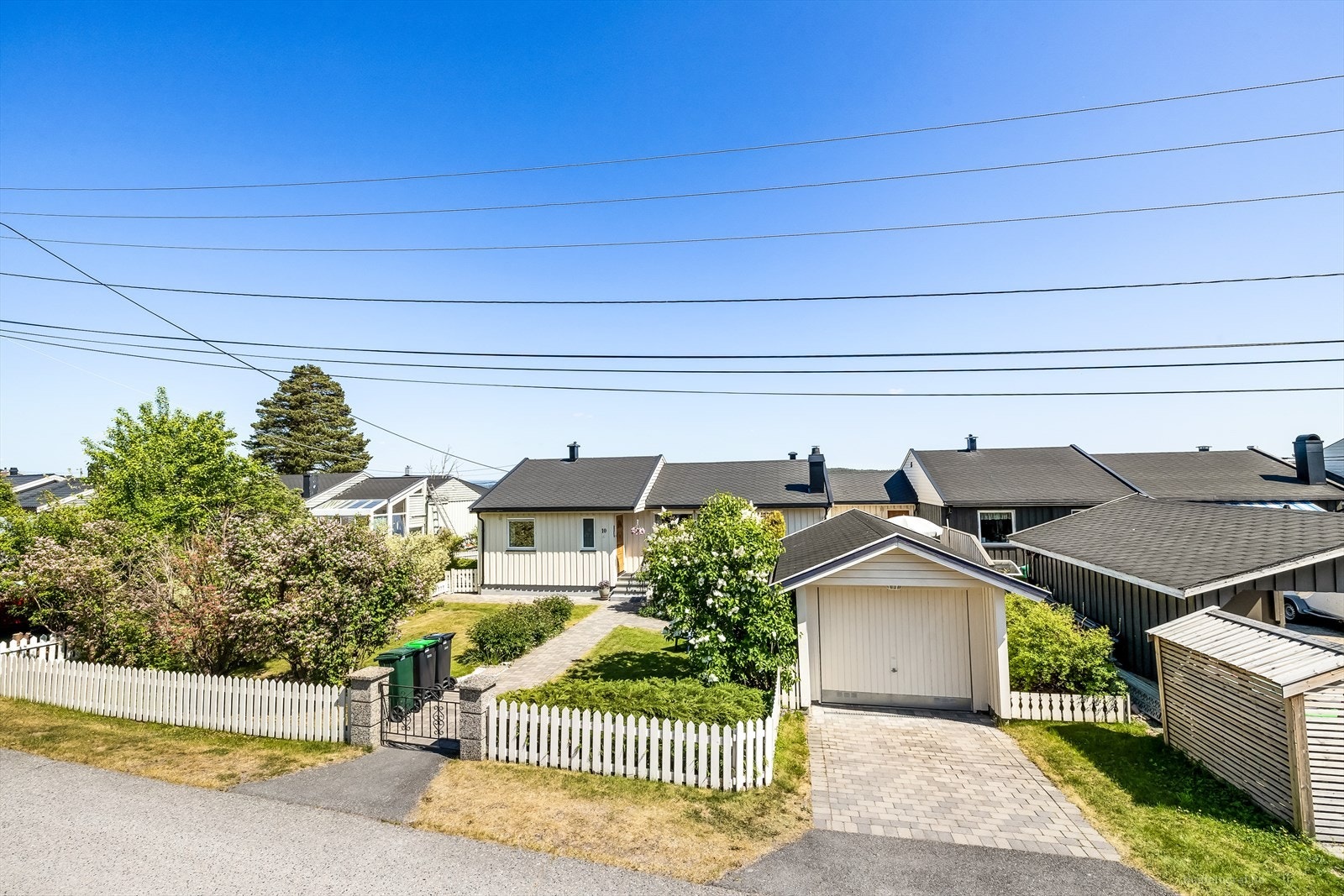 Boligen har 2 garasjer, 1 egen garasje og en garasjeplass i felles garasjeanlegg. Galleribilde