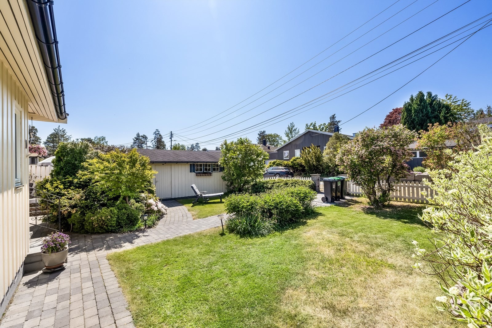 Eiendommen ligger i et meget barnevennlig og rolig område like ved Gleinåsen, på Midtbygda i Asker kommune. Galleribilde