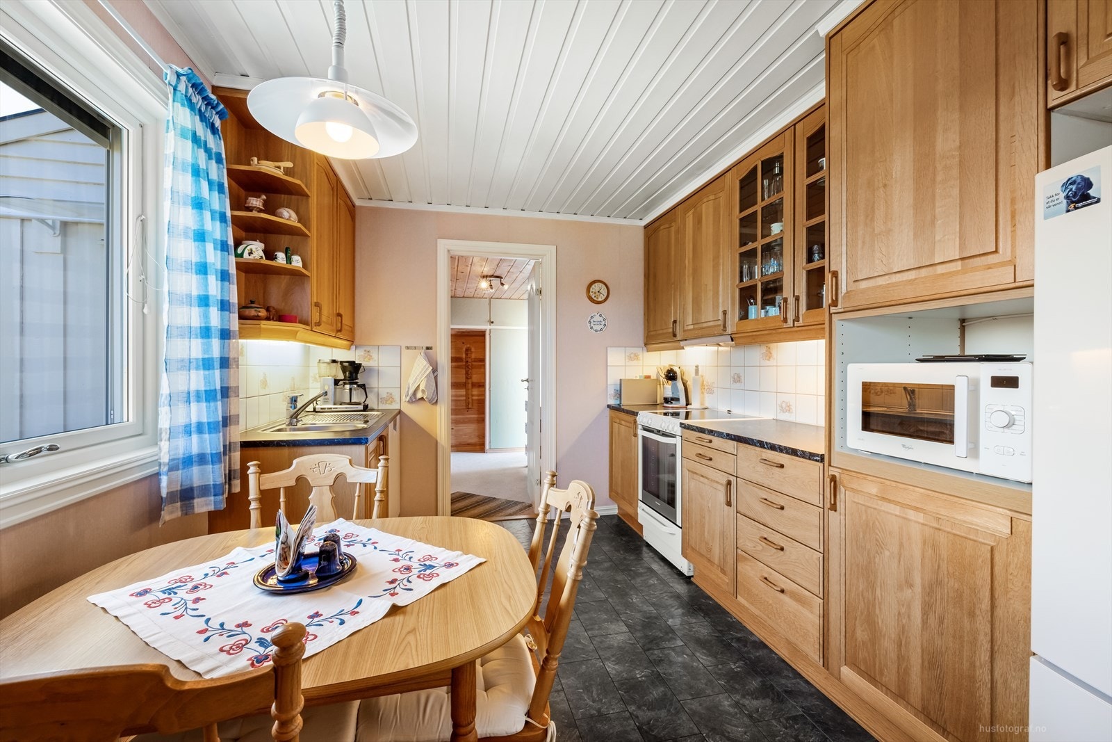 Boligen har et hyggelig kjøkken med plass for kjøkkenbord. Galleribilde