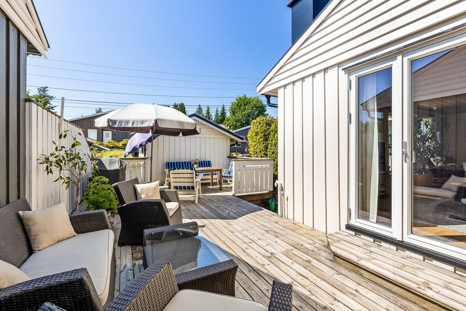 Fra stuen er det utgang til en skjermet og fin terrasse. Galleribilde