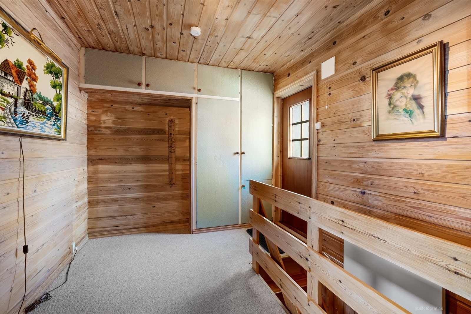 I entréen til terrassen fines en romslig garderobeløsning. Galleribilde