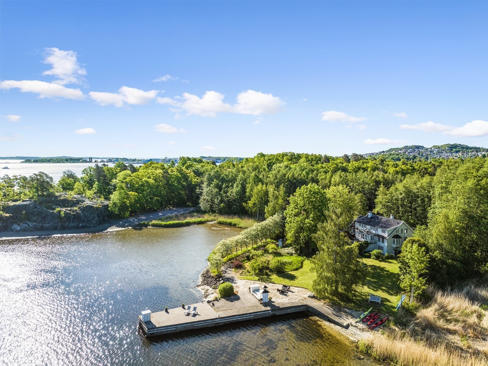Velkommen til Gamleveien 60 i Horten - en eiendom av de sjeldne med en idyllisk og fredelig beliggenhet i vannkanten! Se video av eiendommen ved å klikke på linken øverst i annonsen. Galleribilde