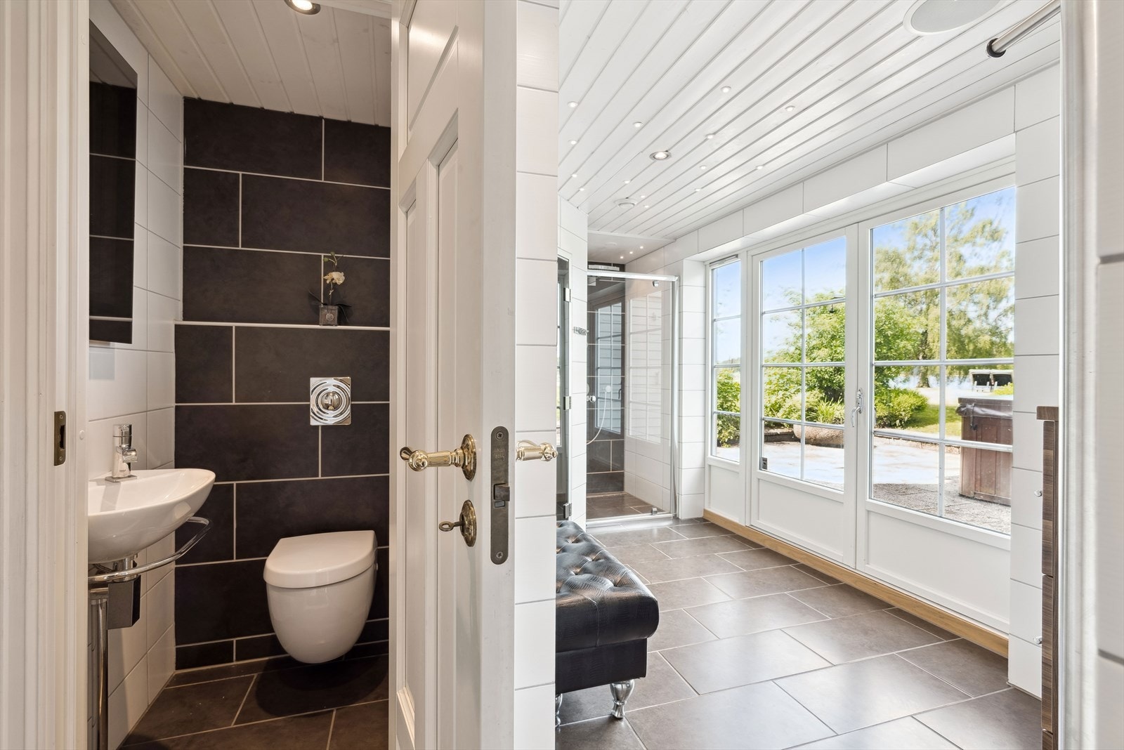 Underetasjen rommer også en "spa-avdeling" med toalettrom, dusj og dampbad. Galleribilde