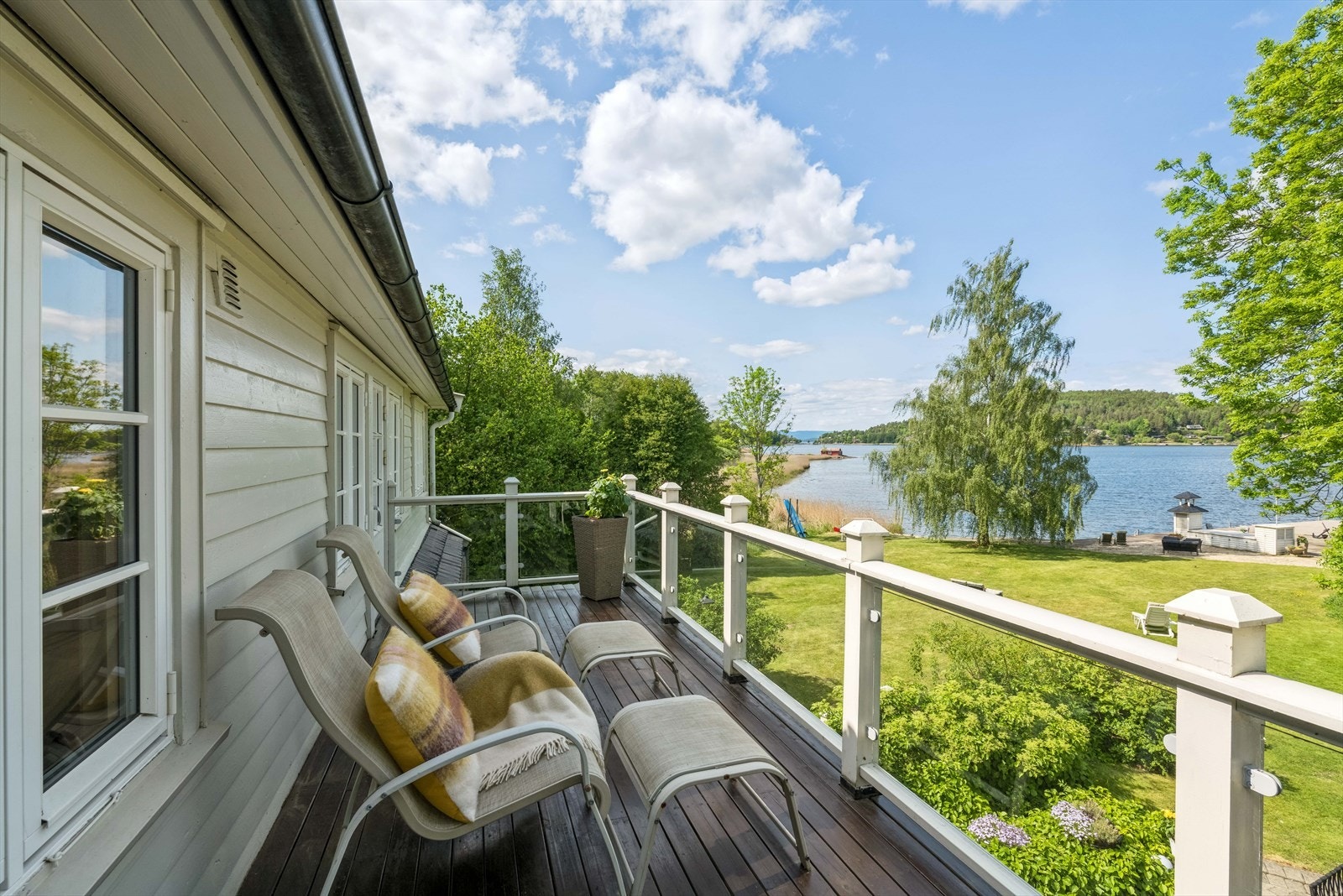 Balkongen vender mot nordvest og byr på upåklagelig utsikt. Galleribilde