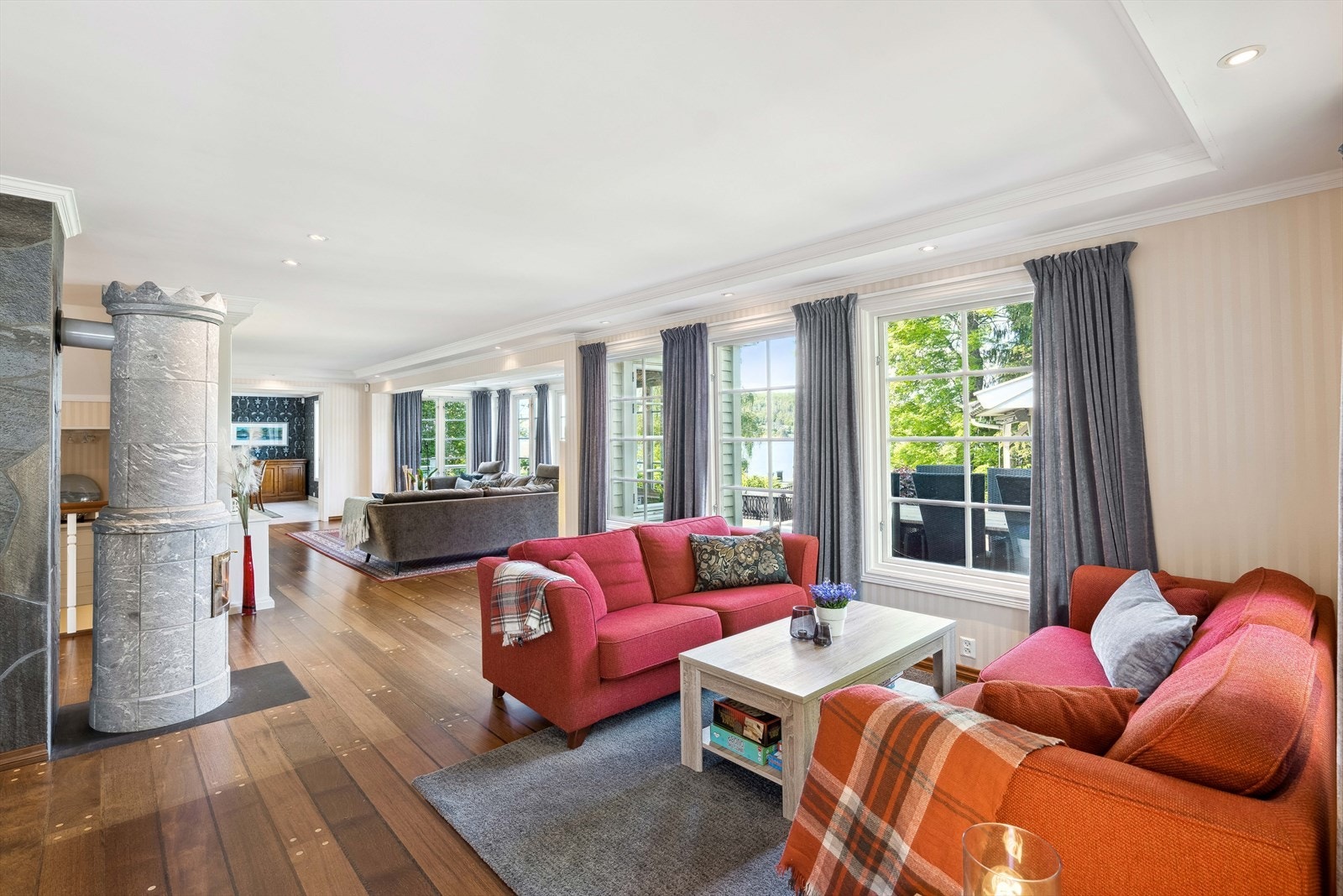 Fra stua er det utgang til terrasse og videre adkomst til hagen. Galleribilde