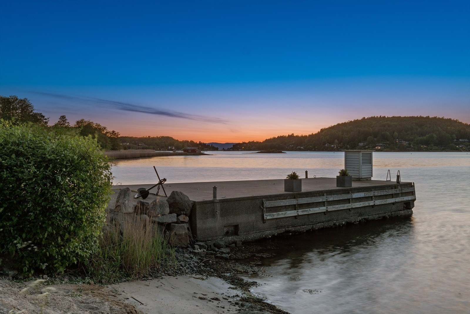 Nede ved stranda får man sol til siste slutt og vakker solnedgang på sommerstid. Galleribilde