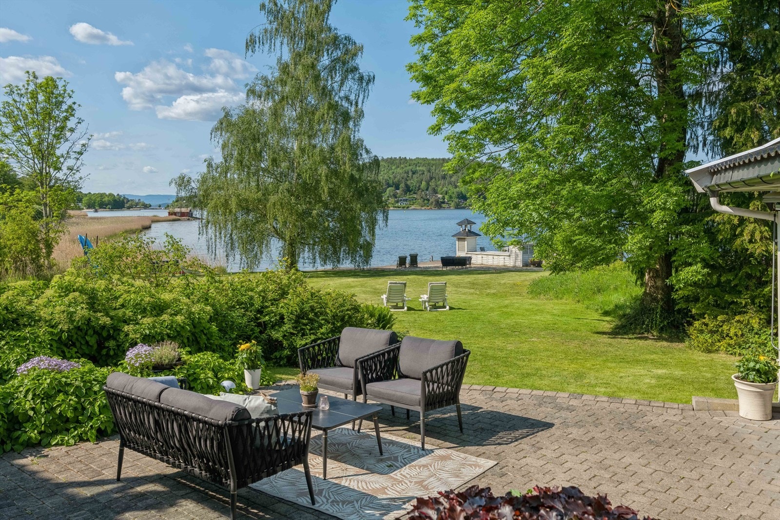 Utsikten fra eiendommen er upåklagelig - her plages man heller ikke av sjenerende innsyn. Galleribilde