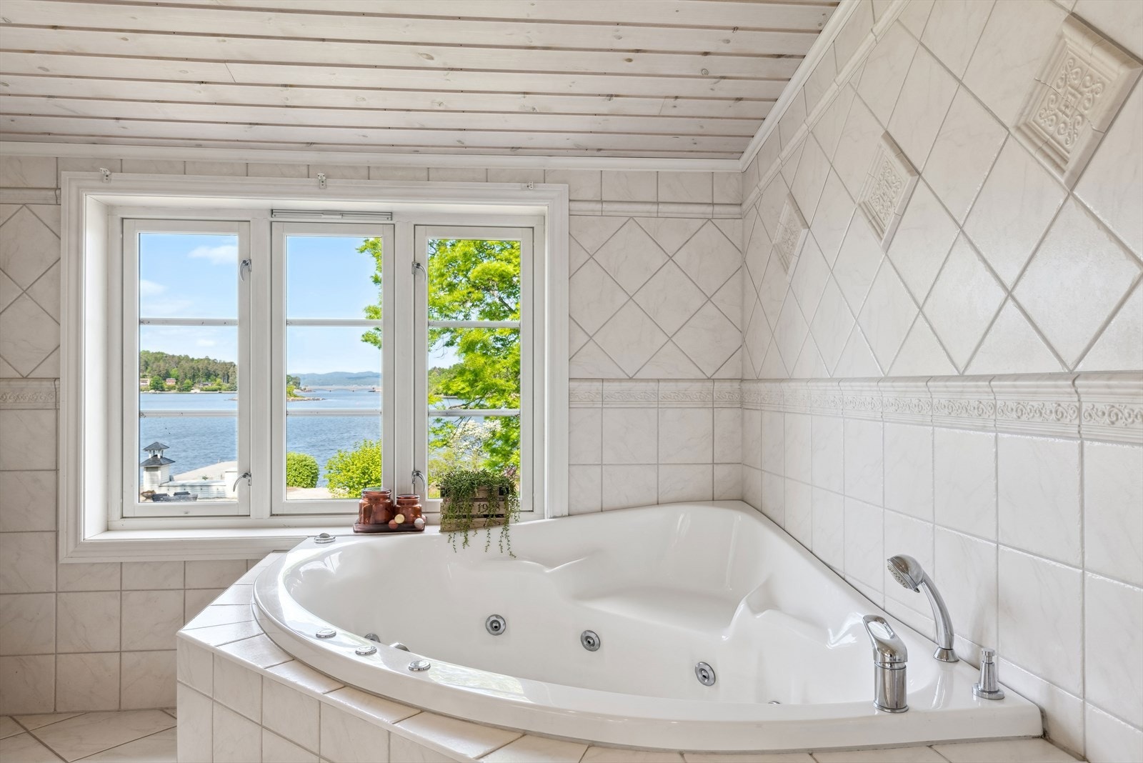 Badet gir også et snev av luksus i hverdagen med boblekar og fantastiske utsikt. Galleribilde