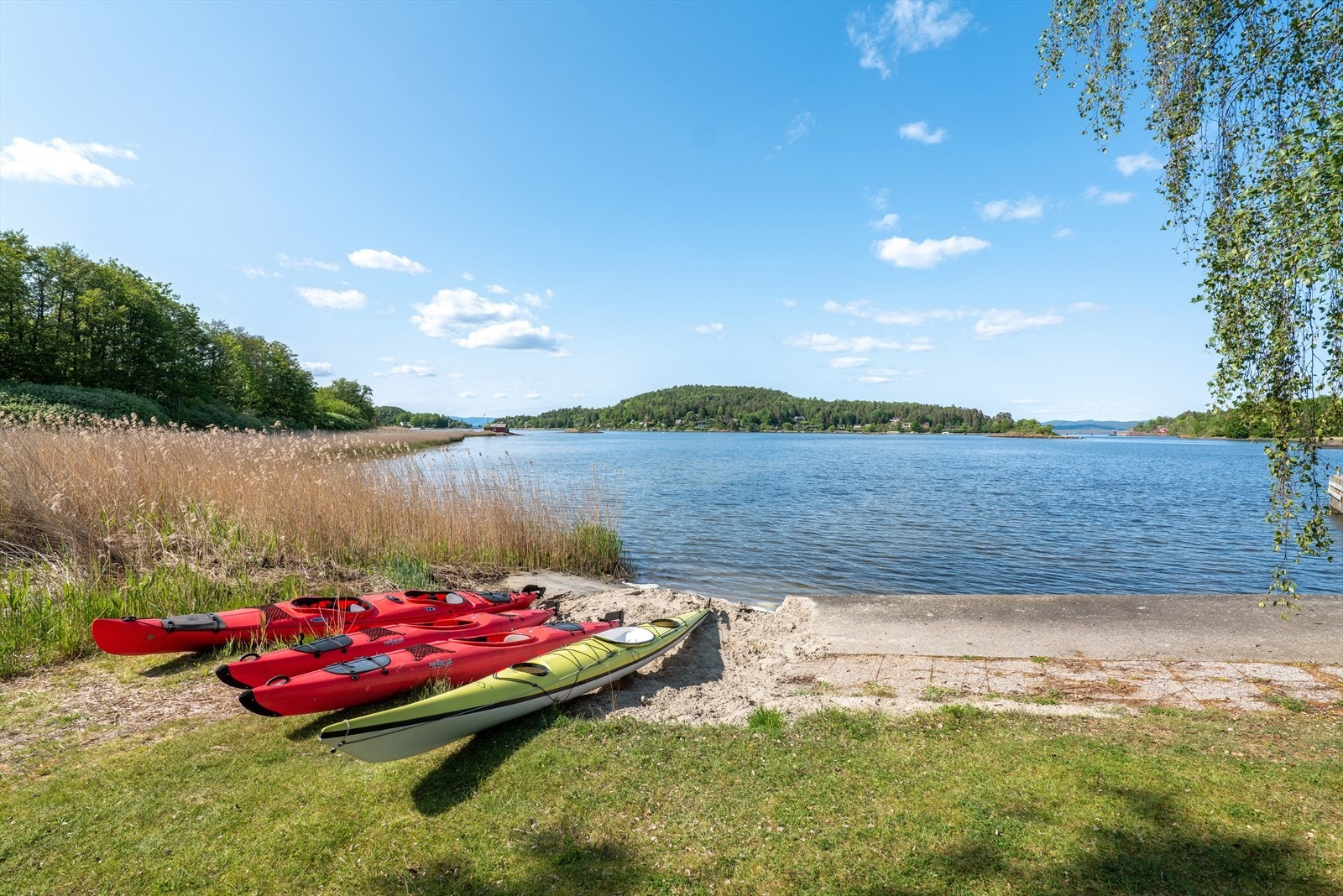 Beliggenheten ved vannkanten innbyr til sporty aktiviteter i sommerhalvåret. Galleribilde