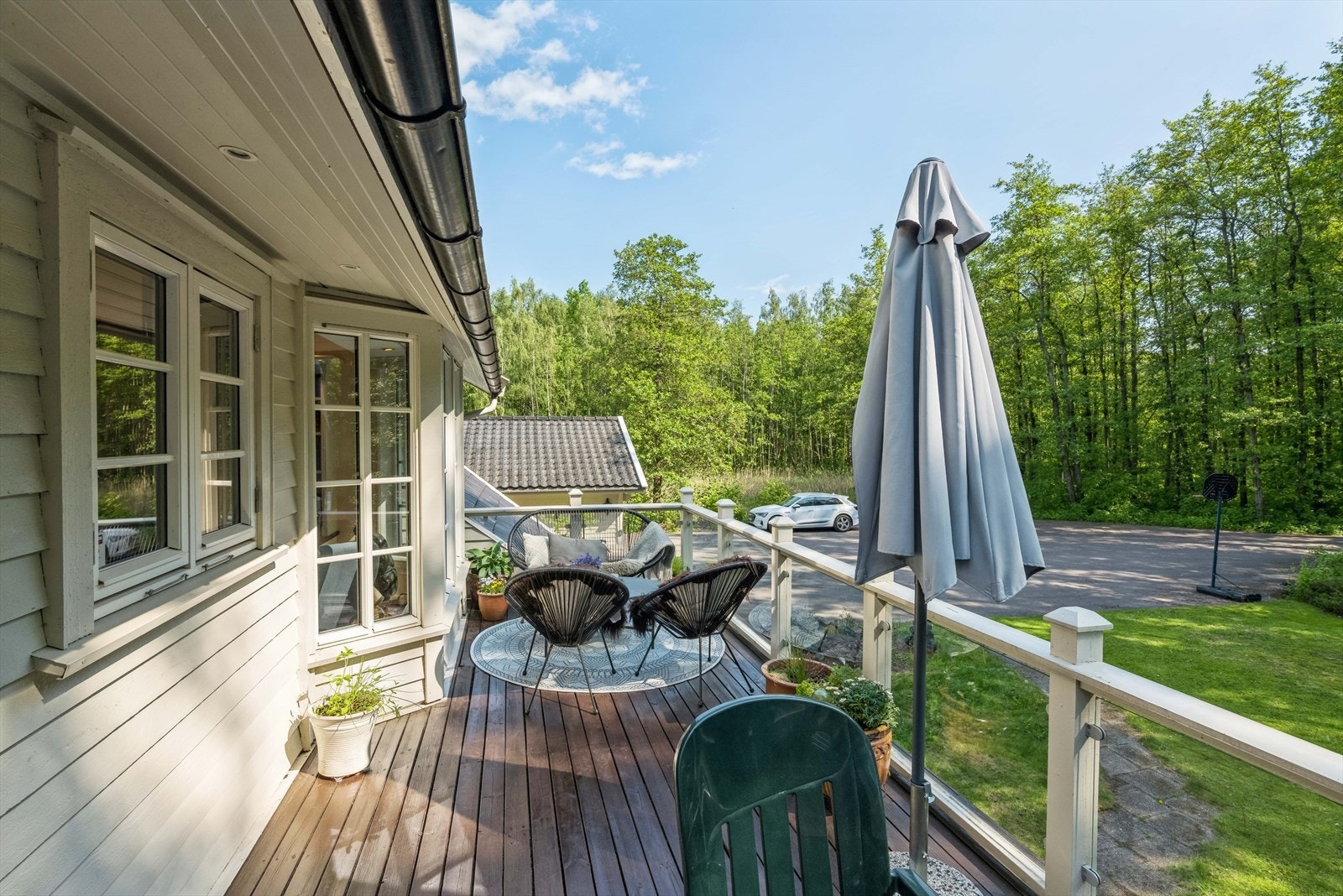 Fra kjøkkenet er det utgang til deilig frokostbalkong mot sydøst med sol fra morgen til ettermiddag. Galleribilde