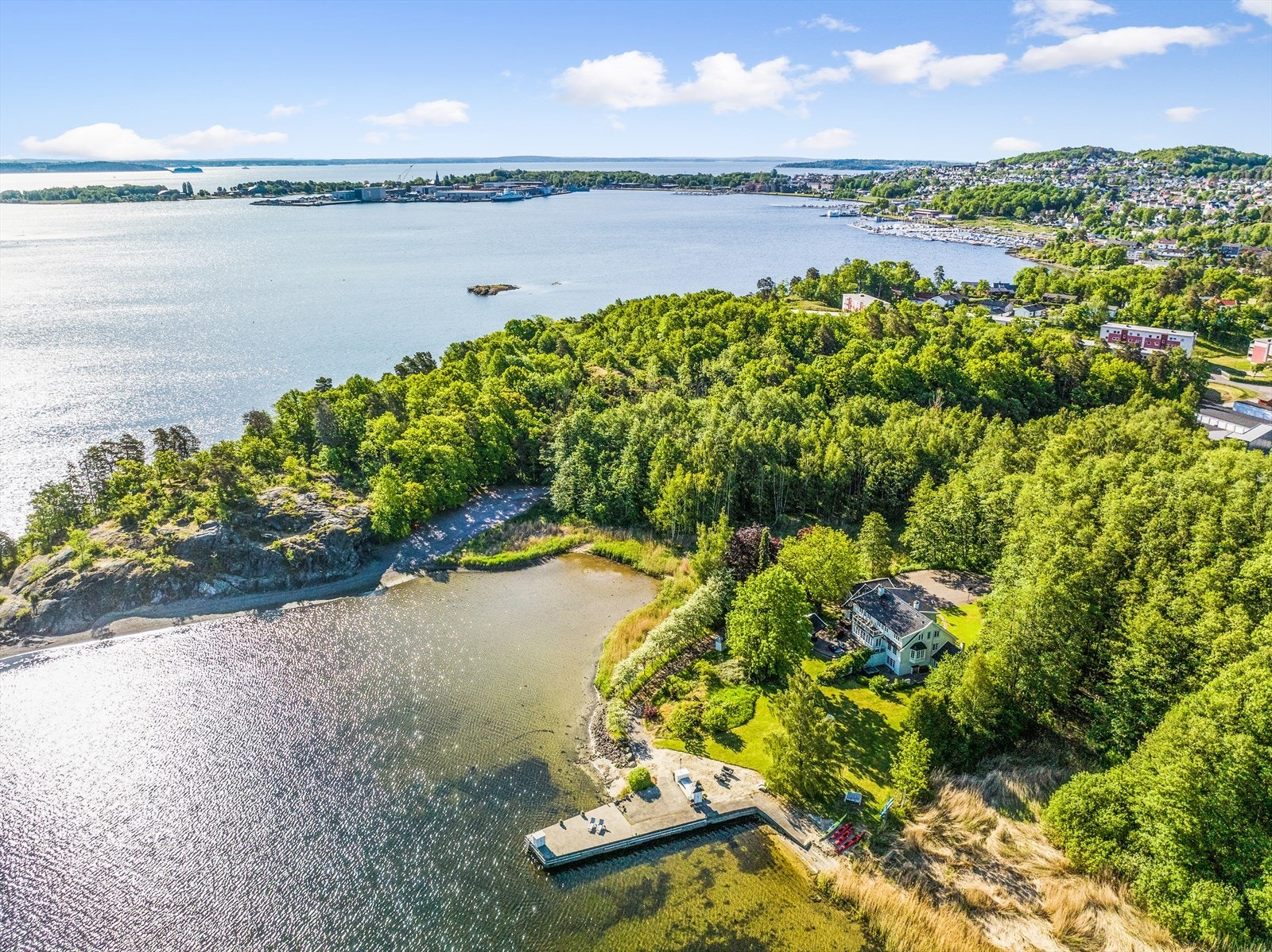 Fra eiendommen kan du ta sjøveien til flotte destinasjoner i og ved Oslofjorden. Boligen ligger med kort vei inn til Horten sentrum. Galleribilde