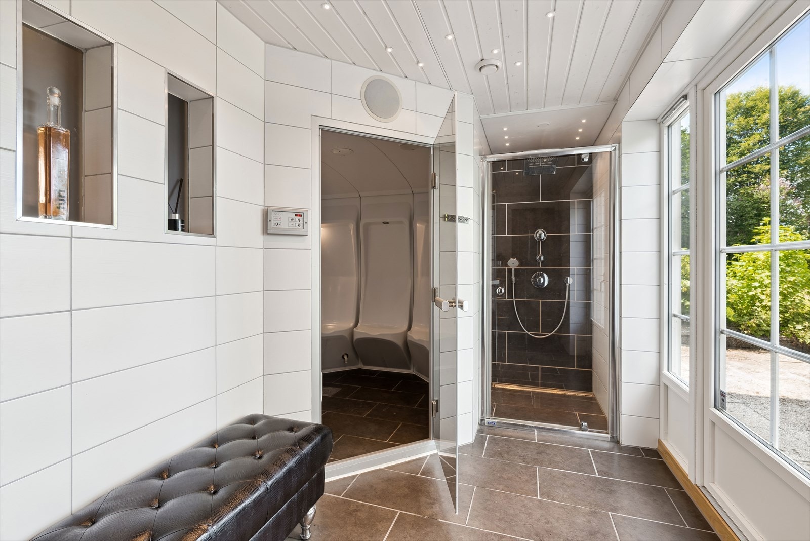 Dampbadet har sitteplasser til 6 personer. Fra dette rommet er det utgang til deilig uteplass med massasjebad. Galleribilde